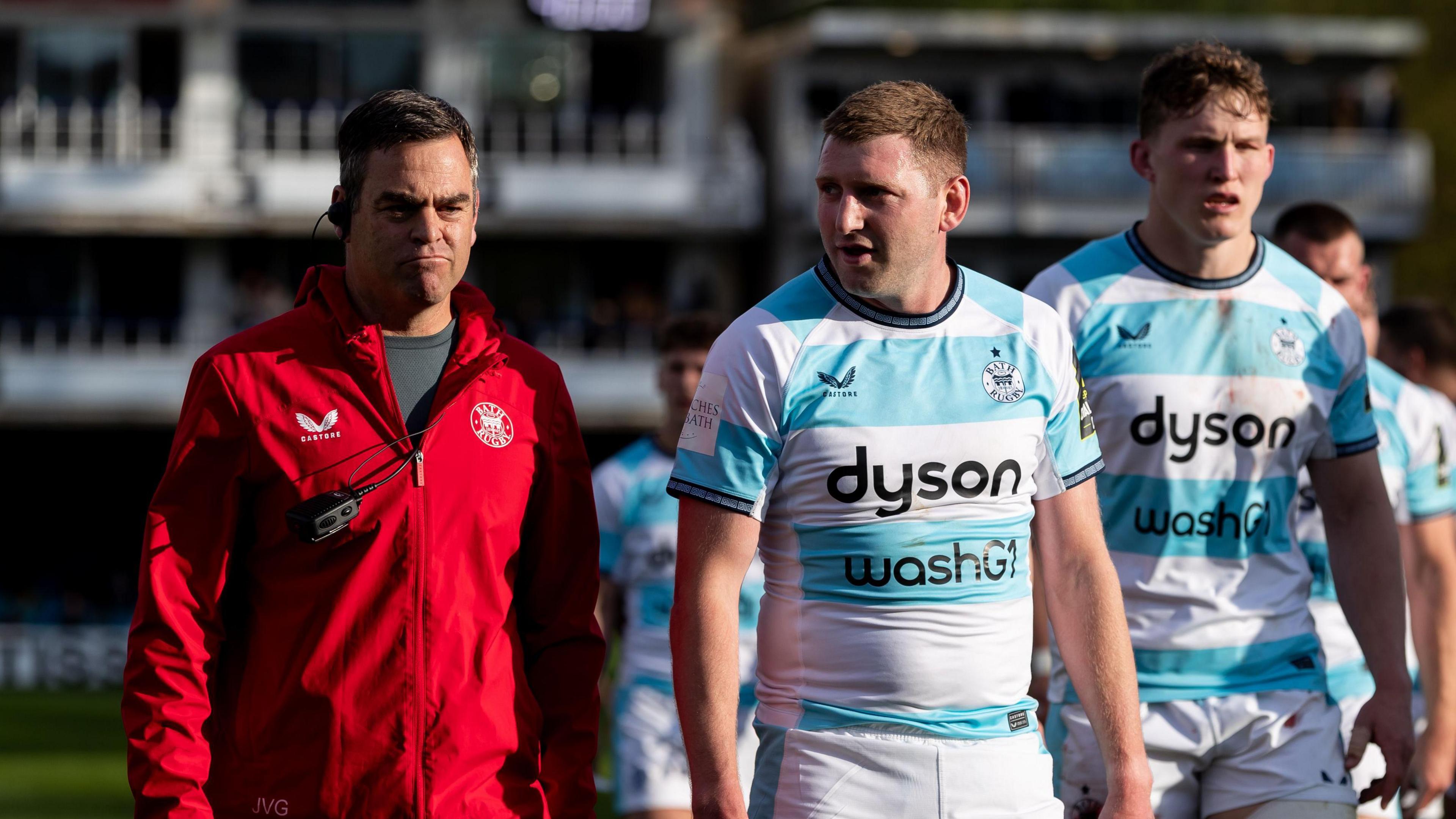 Johann van Graan (left) and Finn Russell (middle) at half-time of a Challenge Cup match this season