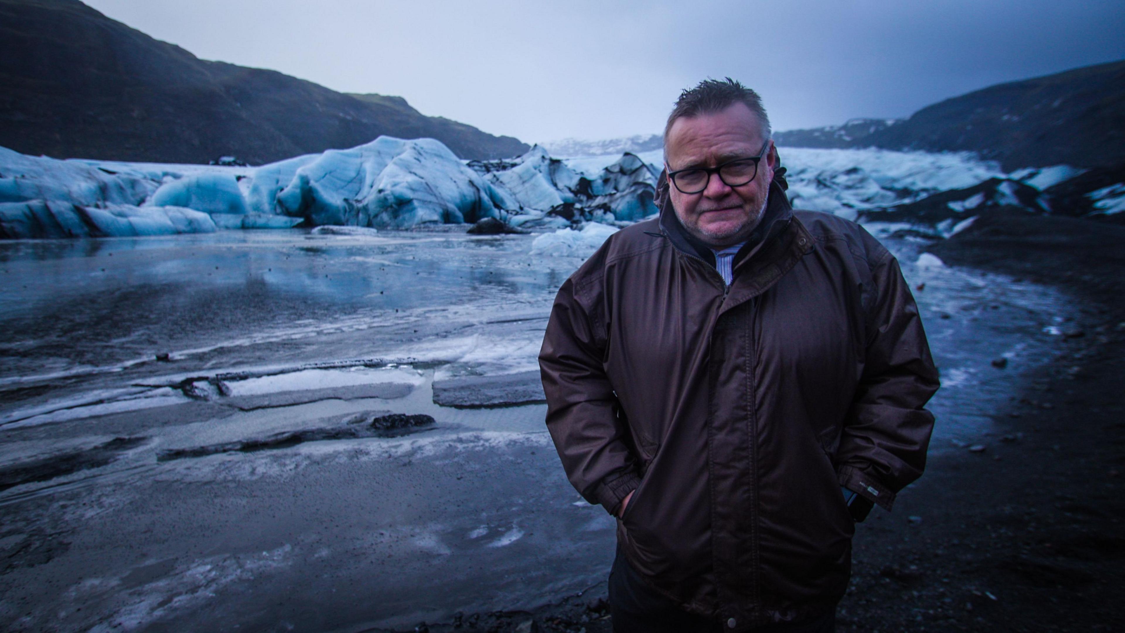 Alasdair MacLeòid is e air a ragadh leis an fhuachd ann an Innis Tìle