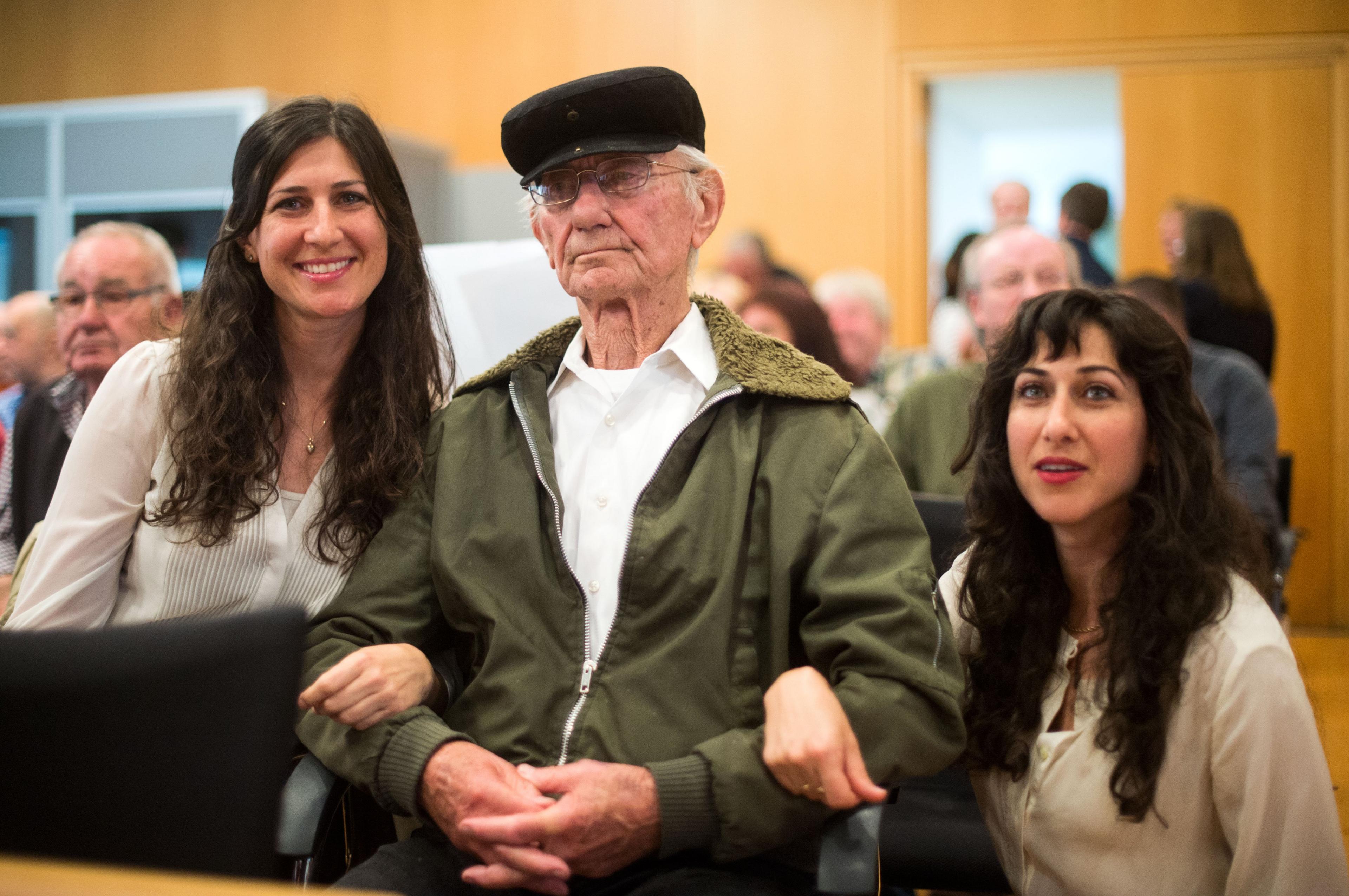 Holocaust survivor Joshua Kaufman (C) is accompanied by his daughters Rachel (L) and Alexandra as he attends a trial against a former Auschwitz guard at the court in Detmold, western Germany, on May 13, 2016.