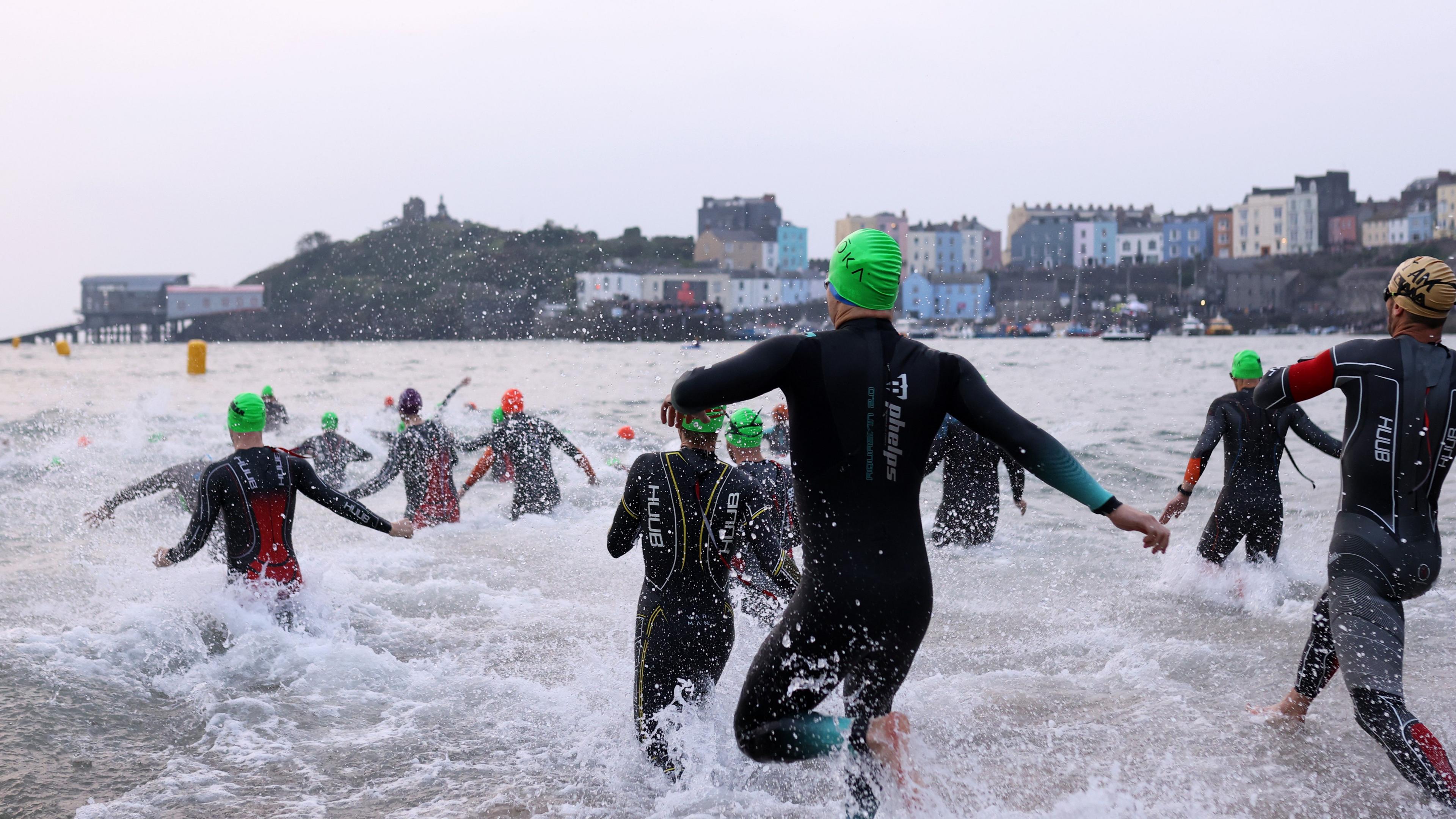 cystadleuwyr yn nofio yn Ironman Cymru 2024