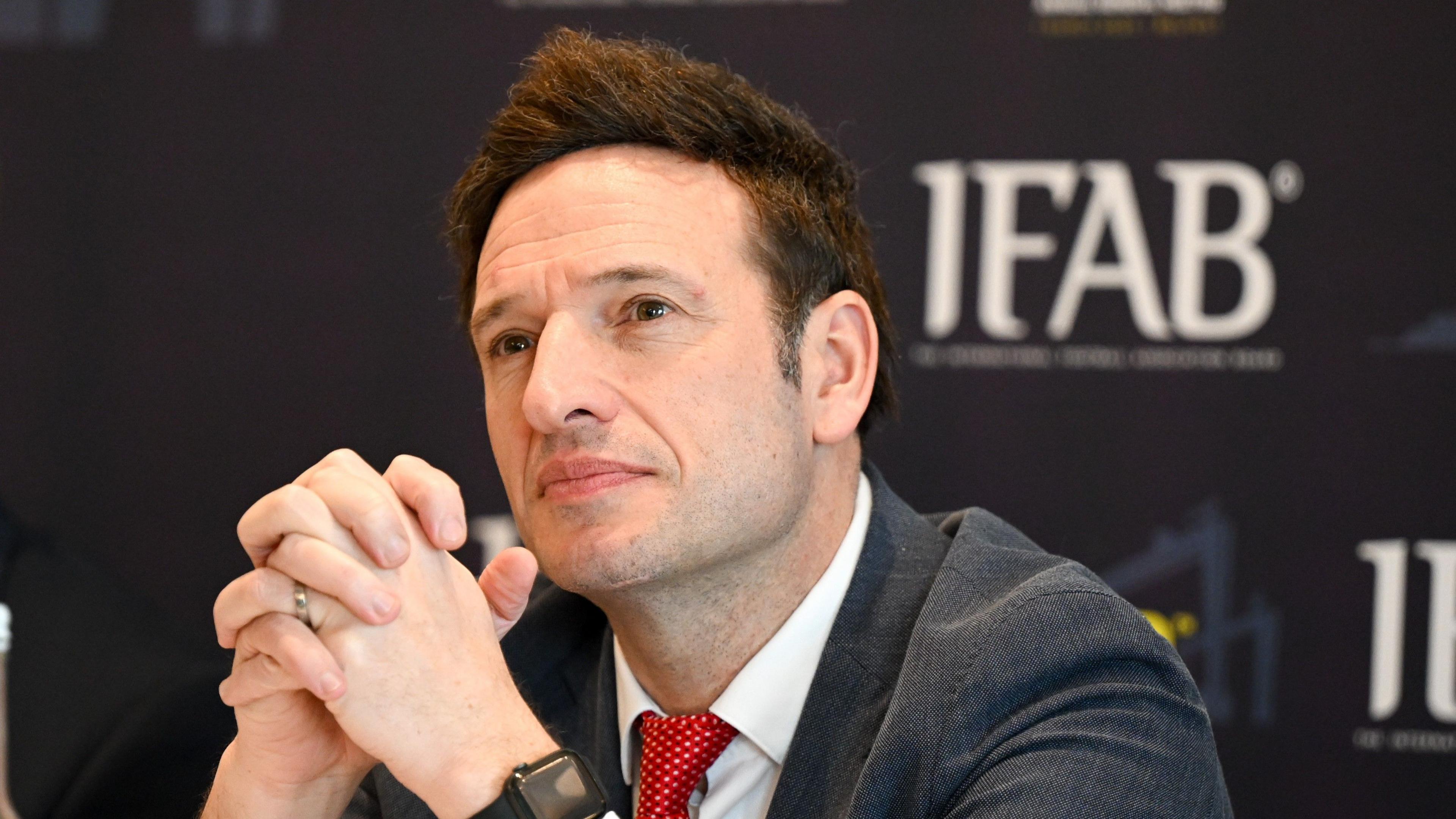 Noel Mooney mewn cynhadledd i'r wasg