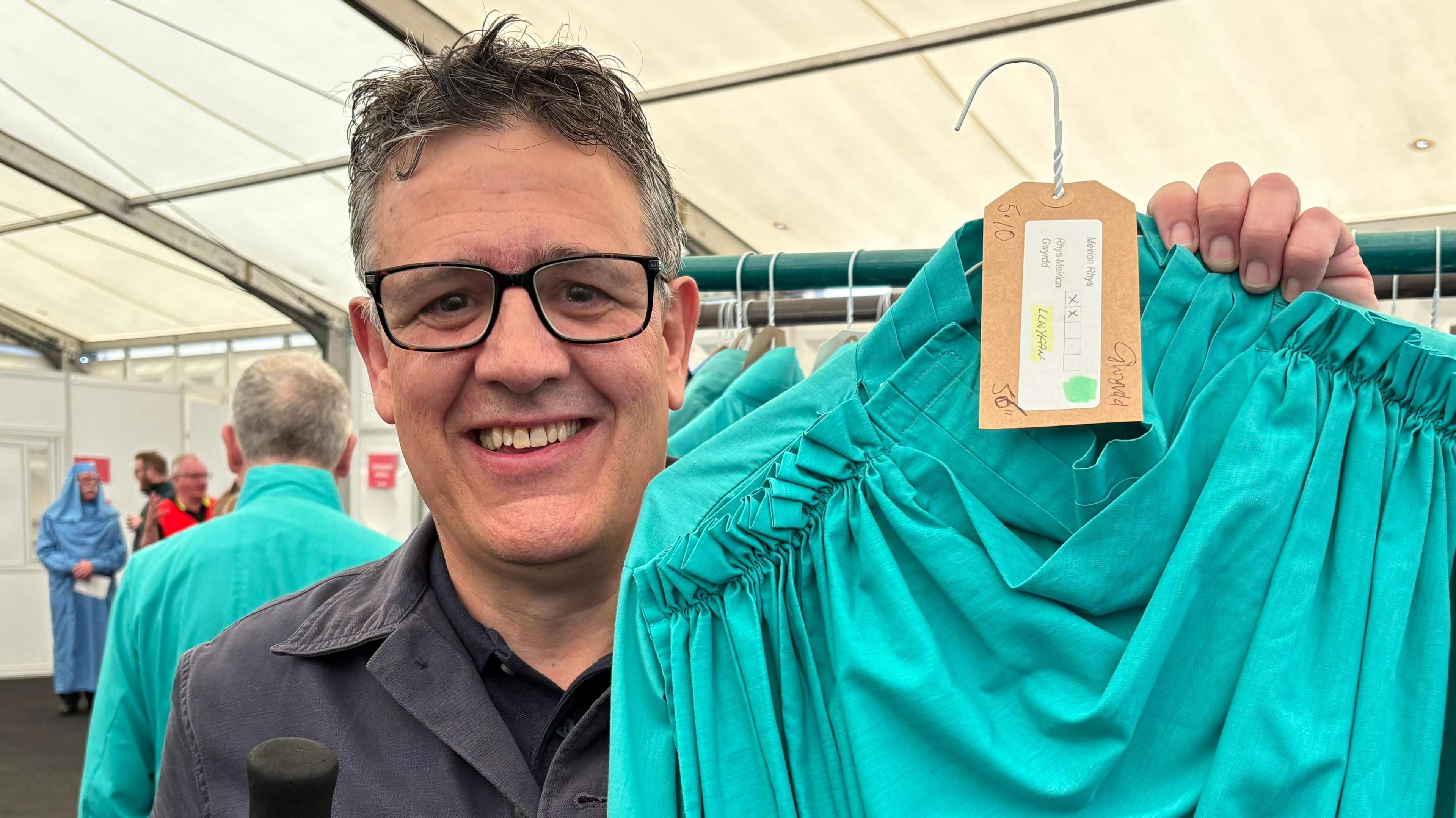 Roedd Rhys Meirion yn canu fel rhan o seremoni'r coroni yn yr Eisteddfod brynhawn Llun