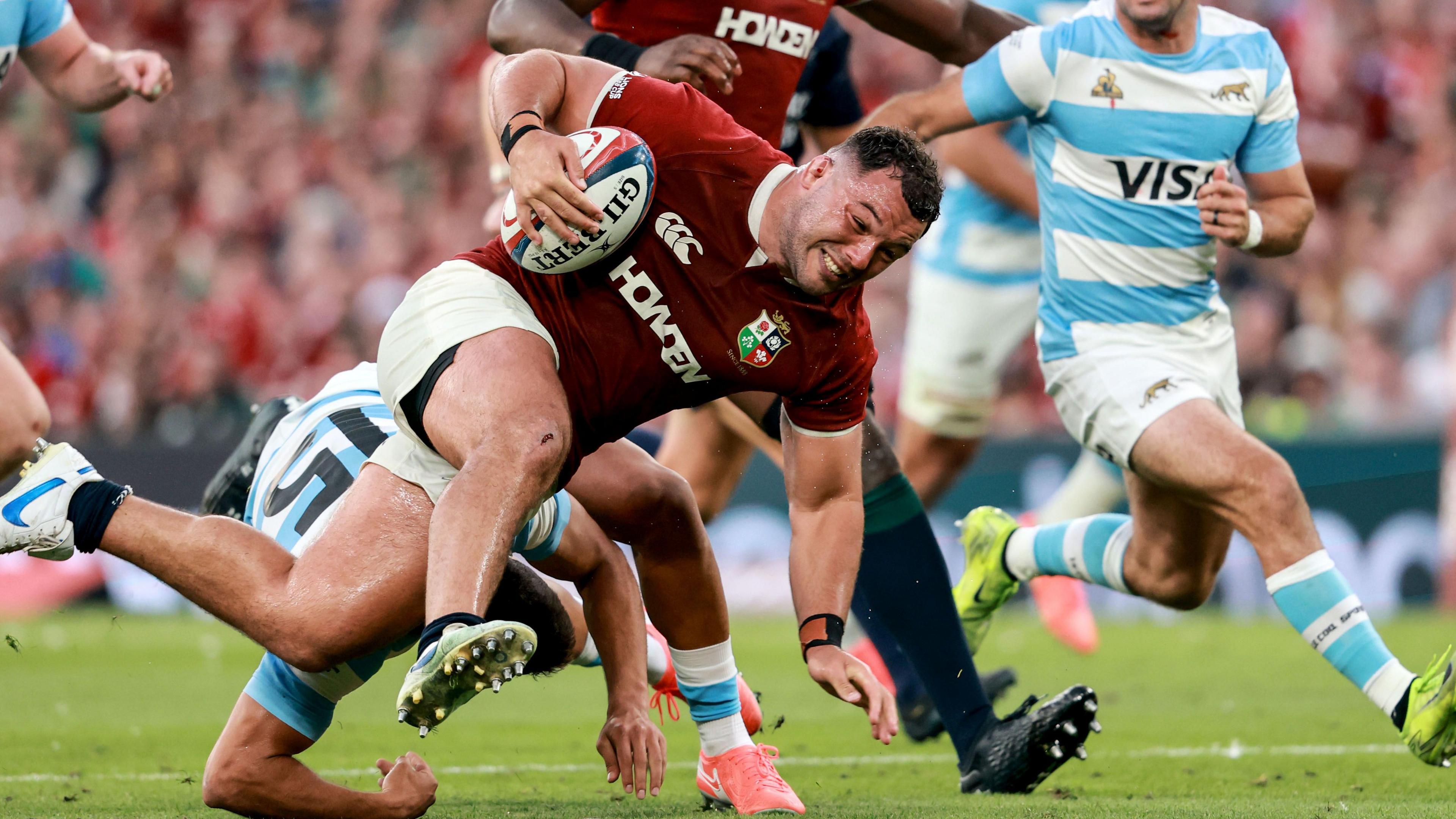 Ellis Genge carrying the ball