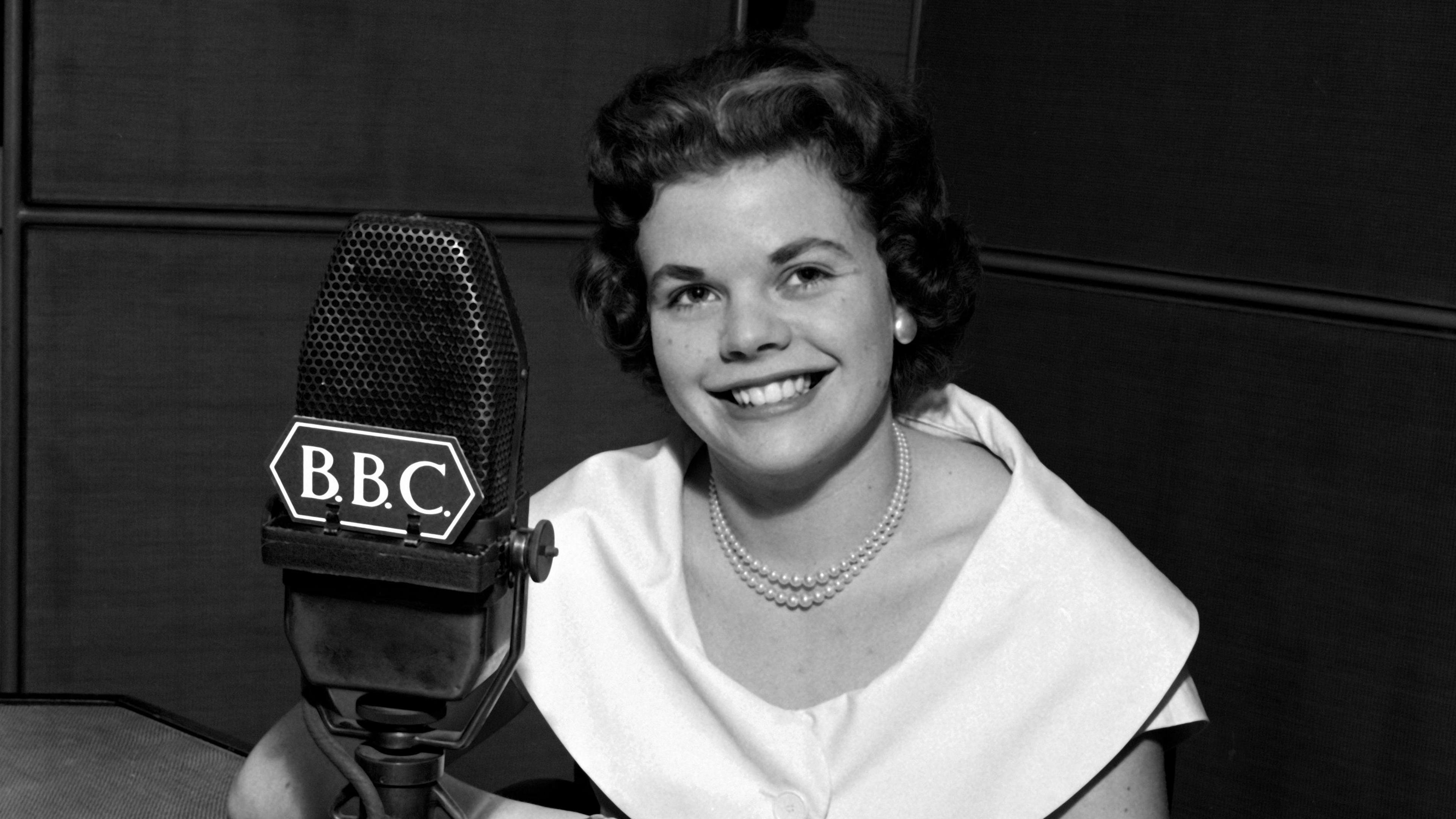 Judith Chalmers: TV presenter dies aged 90 - BBC News