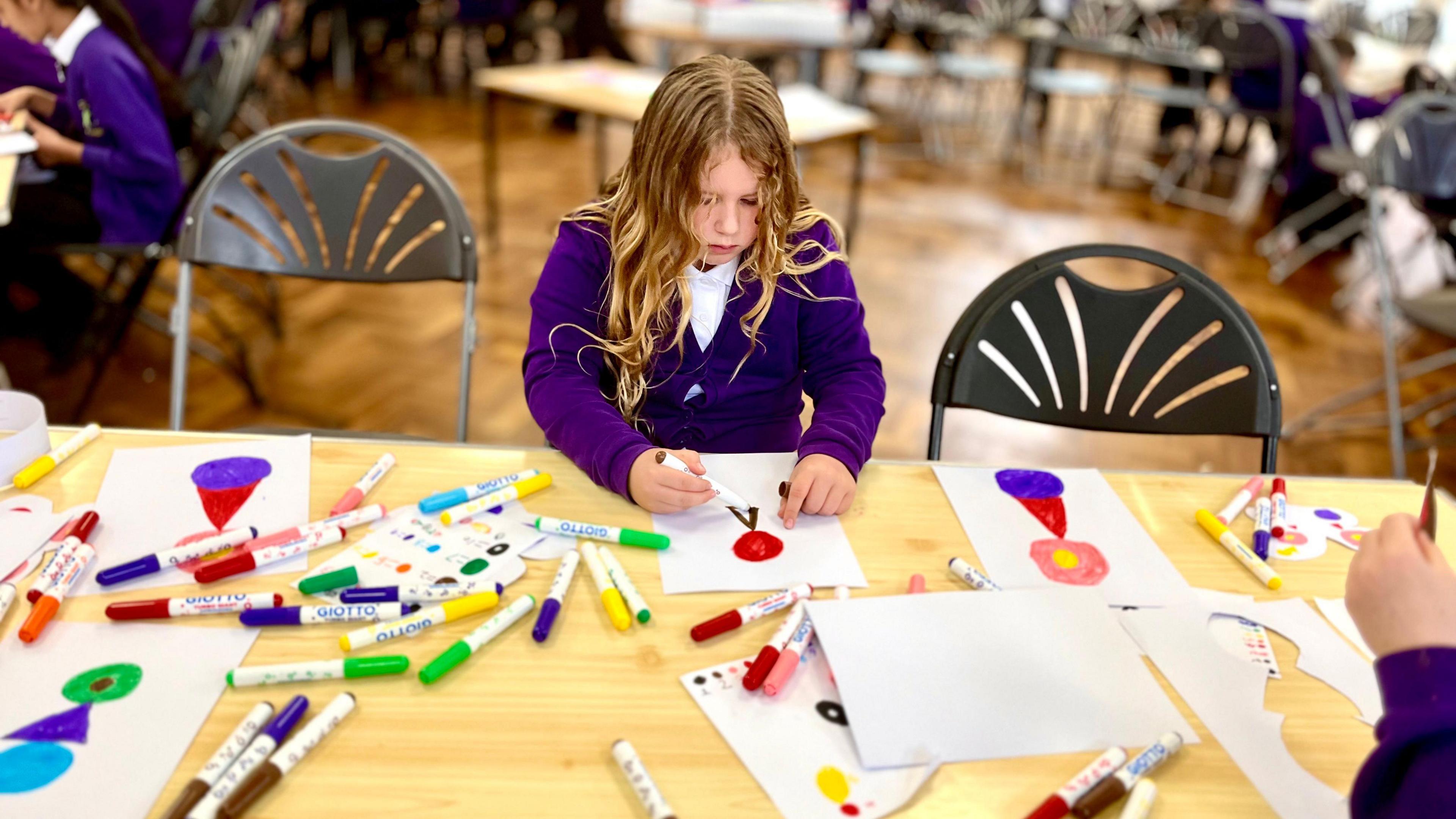 Primary school pupils making headpieces based on the visual maths method