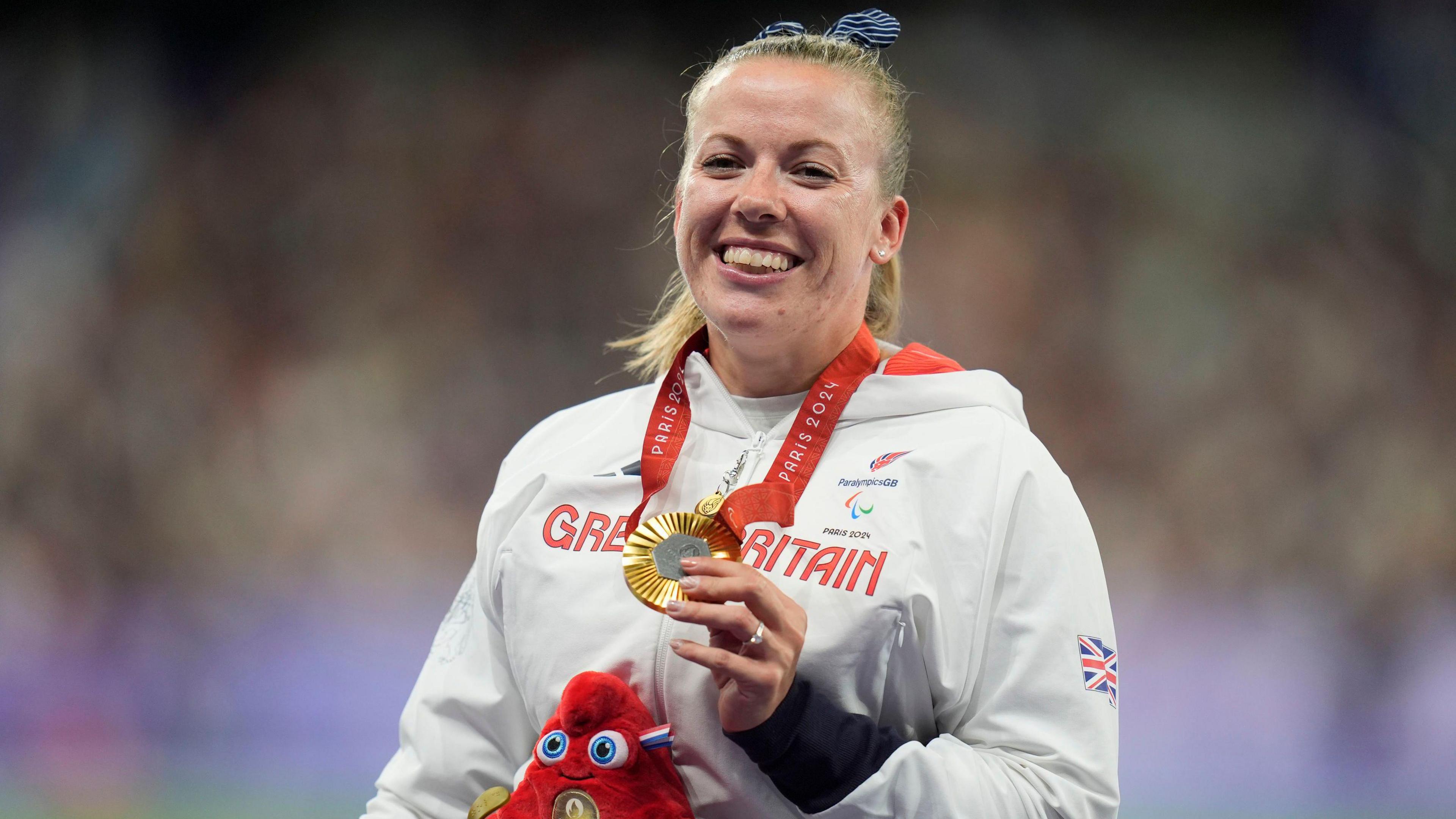 Hannah Cockroft with her gold medal in Paris.