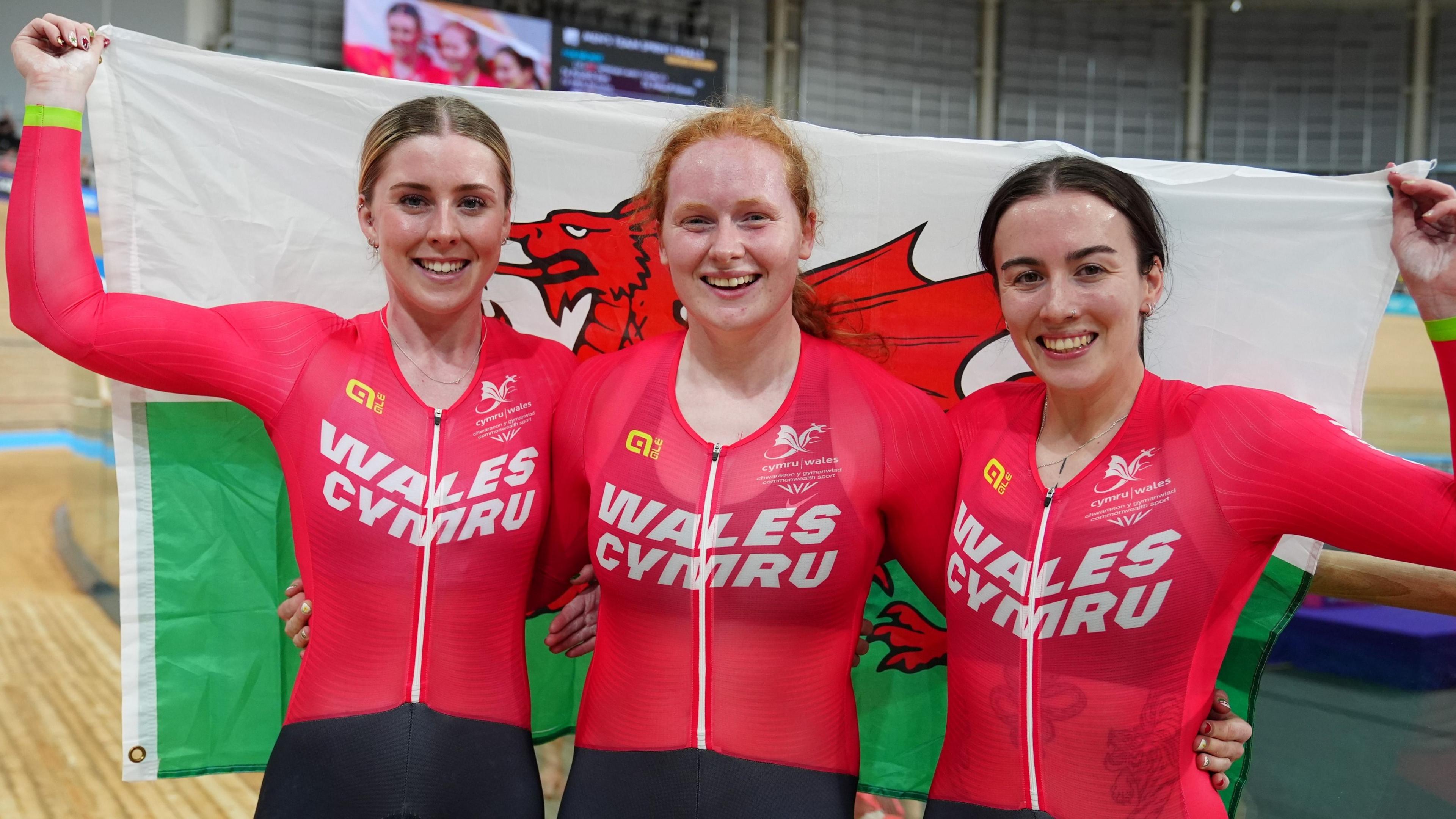 Emma Finucane, Rhian Edmunds a Lowri Thomas