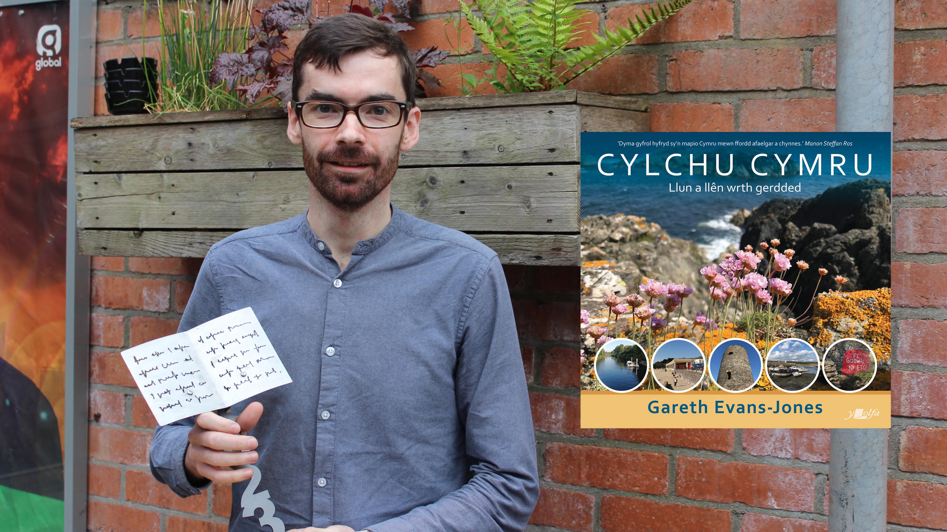 Gareth Evans-Jones gyda'i wobr â chlawr ei lyfr 'Cylch Cymru' wedi'i ychwanegu i'r llun ar y dde