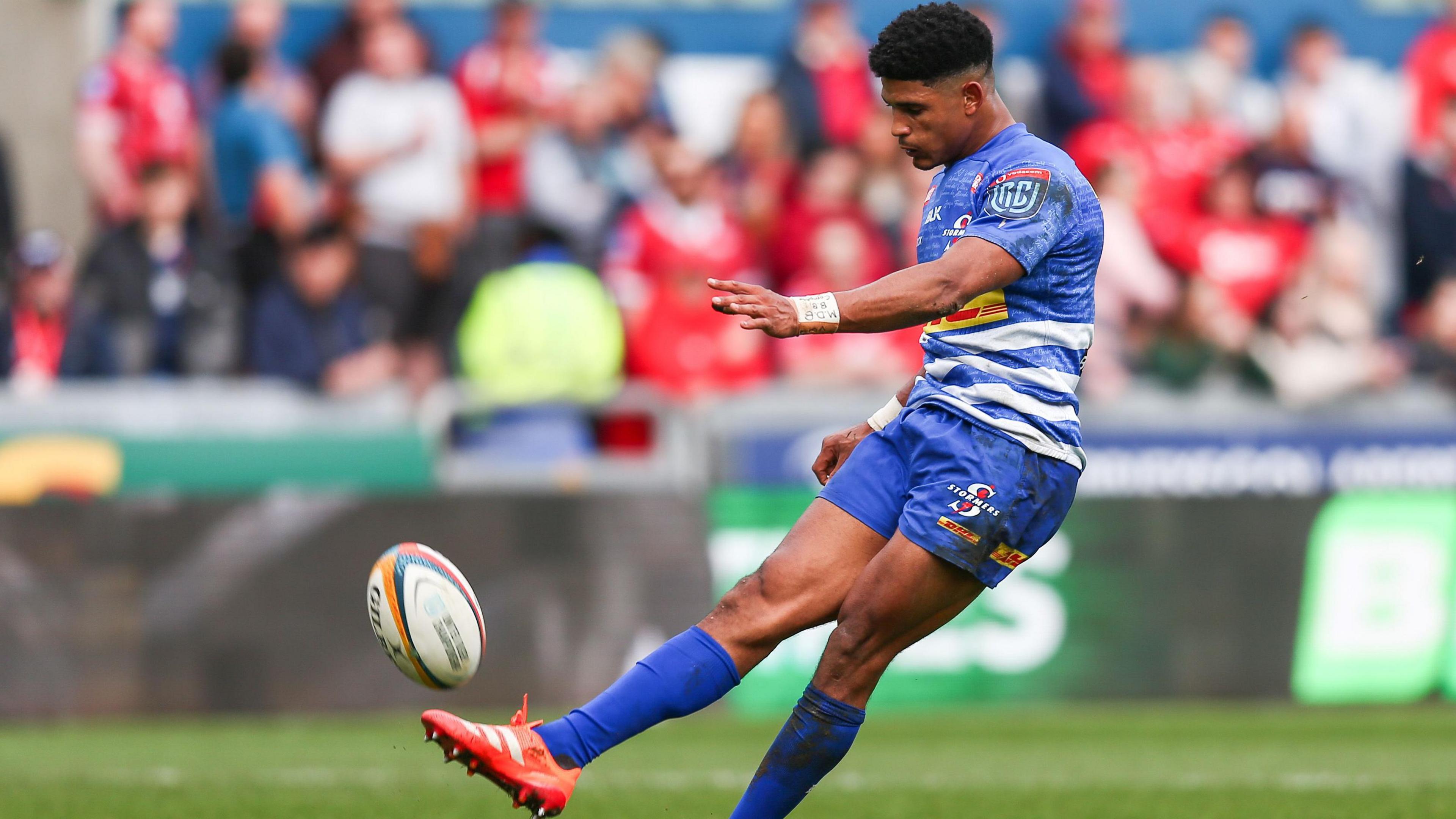 Sacha Feinberg-Mngomezulu kicks against Scarlets