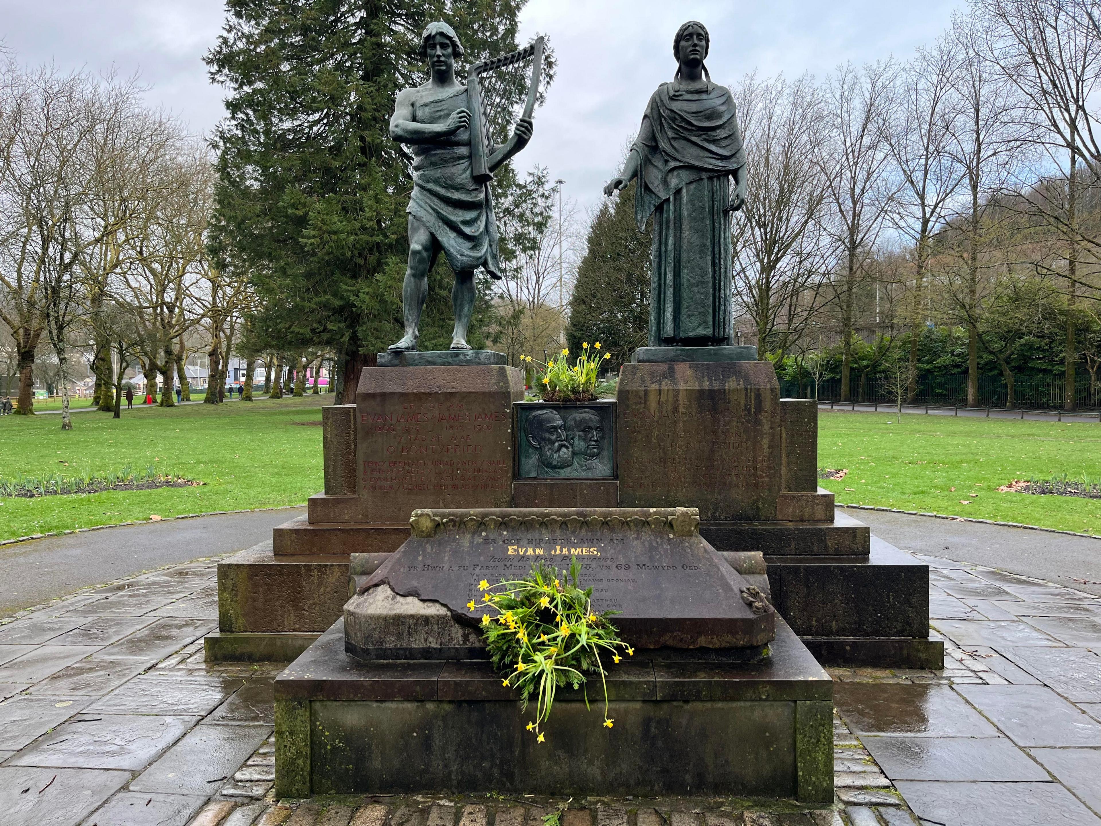 Cofeb i Evan James a James James, awduron Hen Wlad fy Nhadau, ym Mharc Ynysangharad, Pontypridd