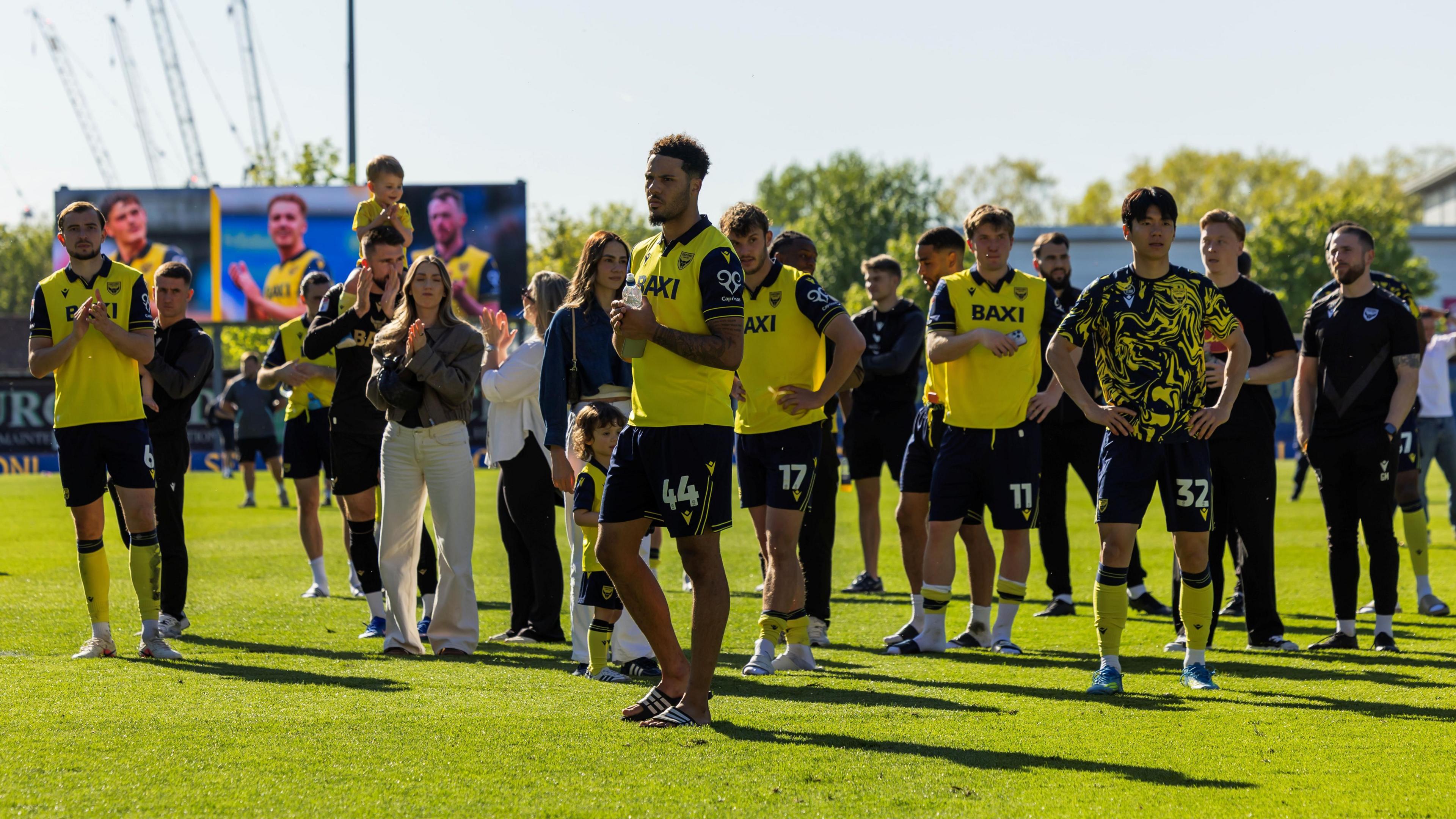 Oxford players clapping their fans
