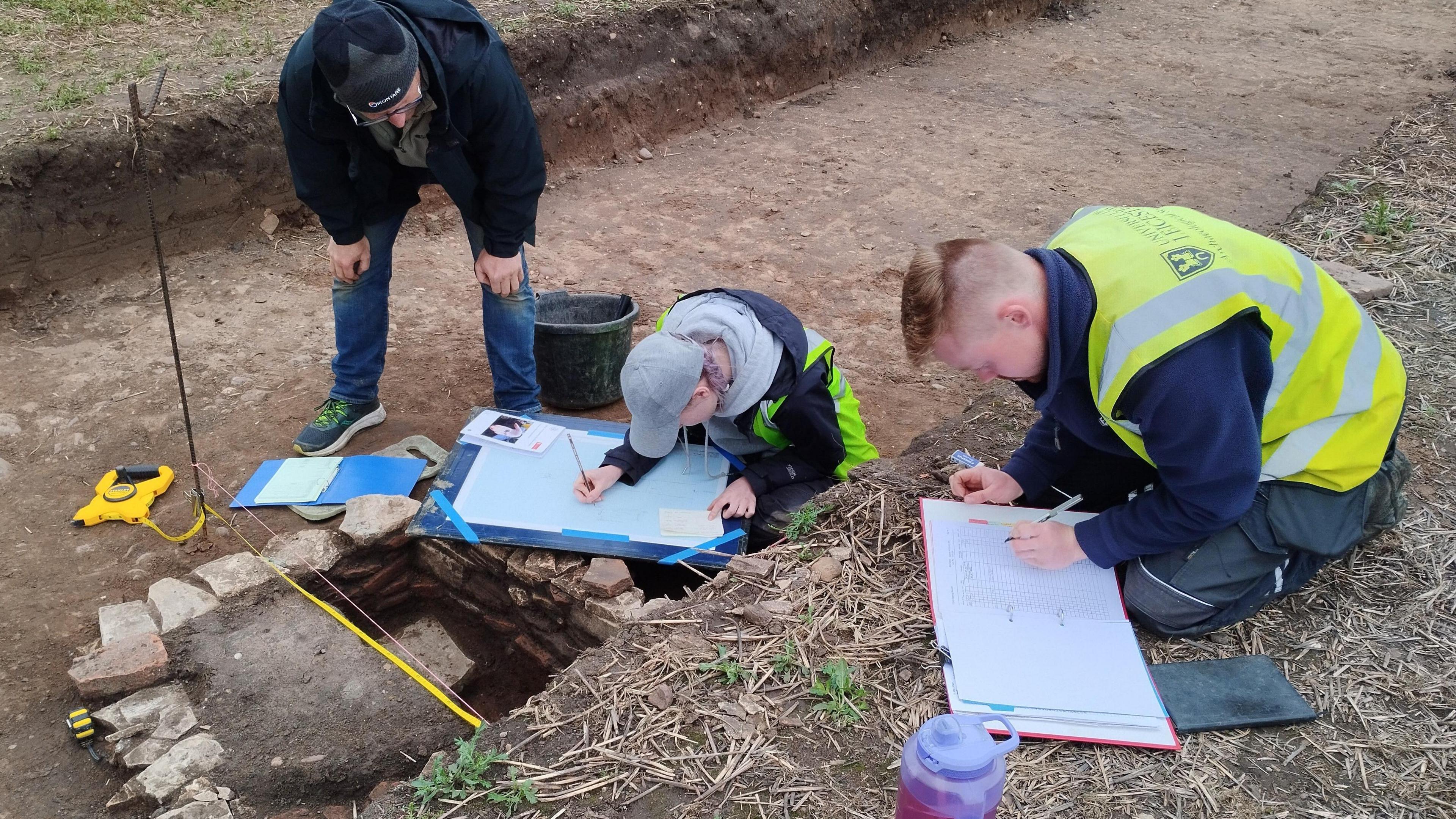 Students planning a structure partially made from re-used Roman tiles