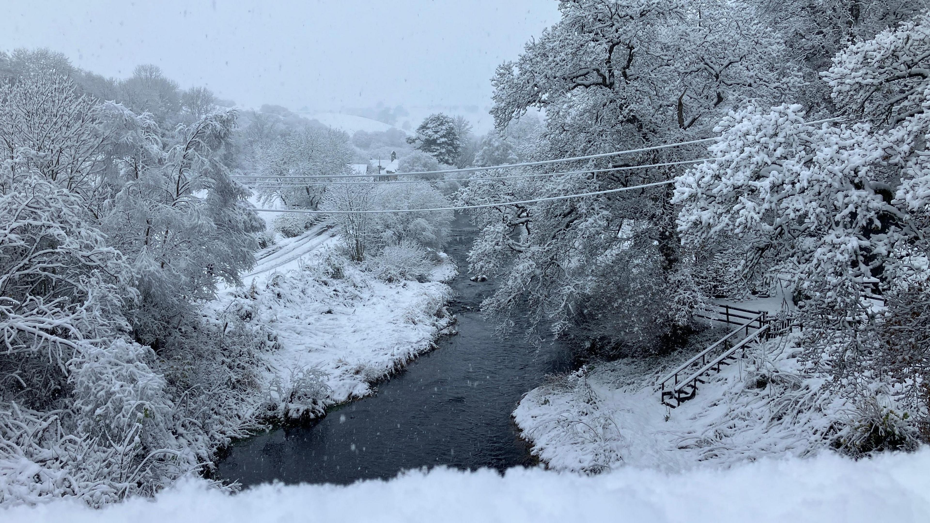 Golygfa gwyn yn Llanfihangel Glyn Myfyr, ger Cerrigydrudion yng Nghonwy