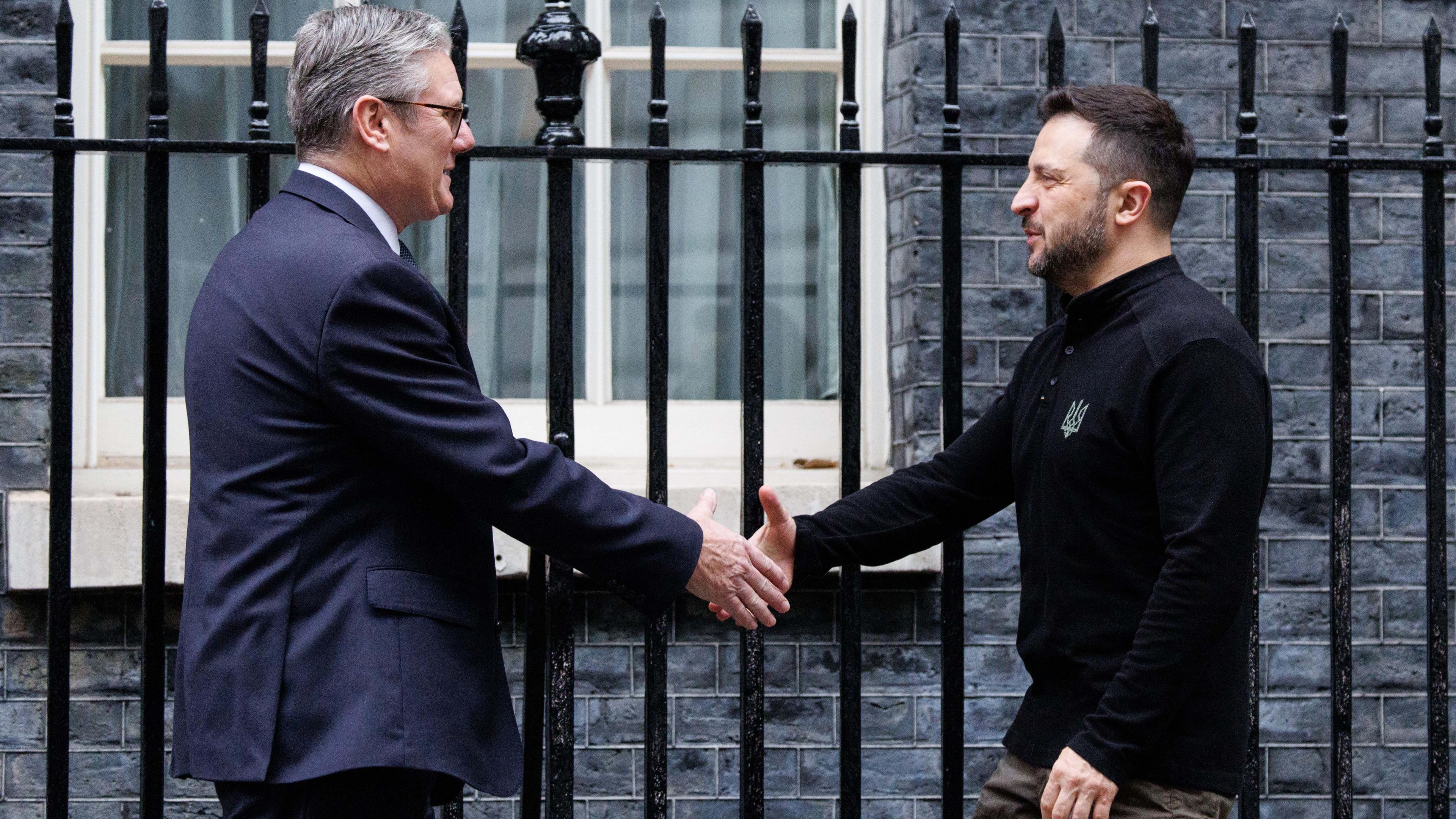 British Prime Minister Keir Starmer (L) and Ukrainian President Volodymyr Zelensky (R) outside 10 Downing Street. 