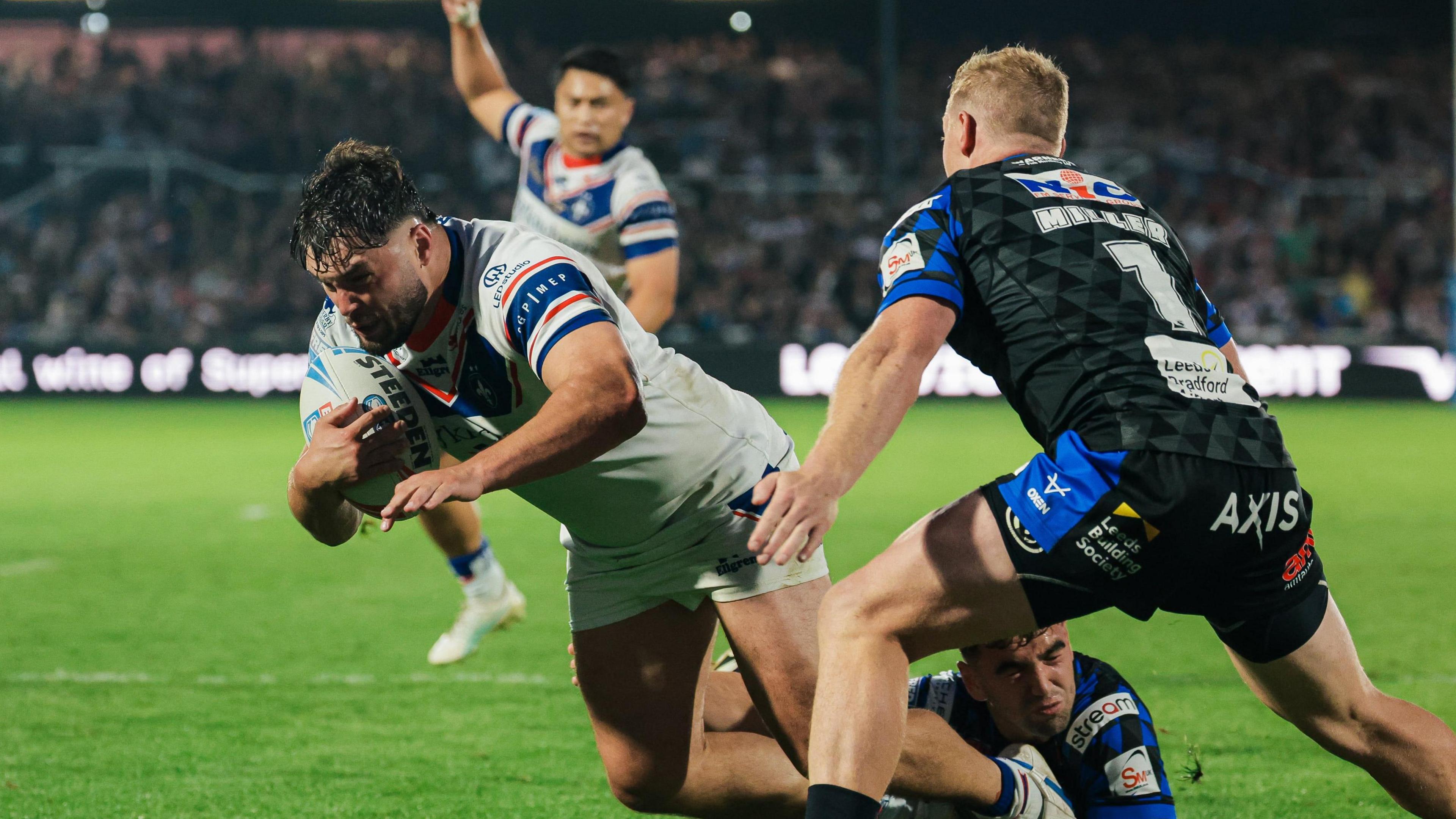 Matty Storton of Wakefield scores a try.