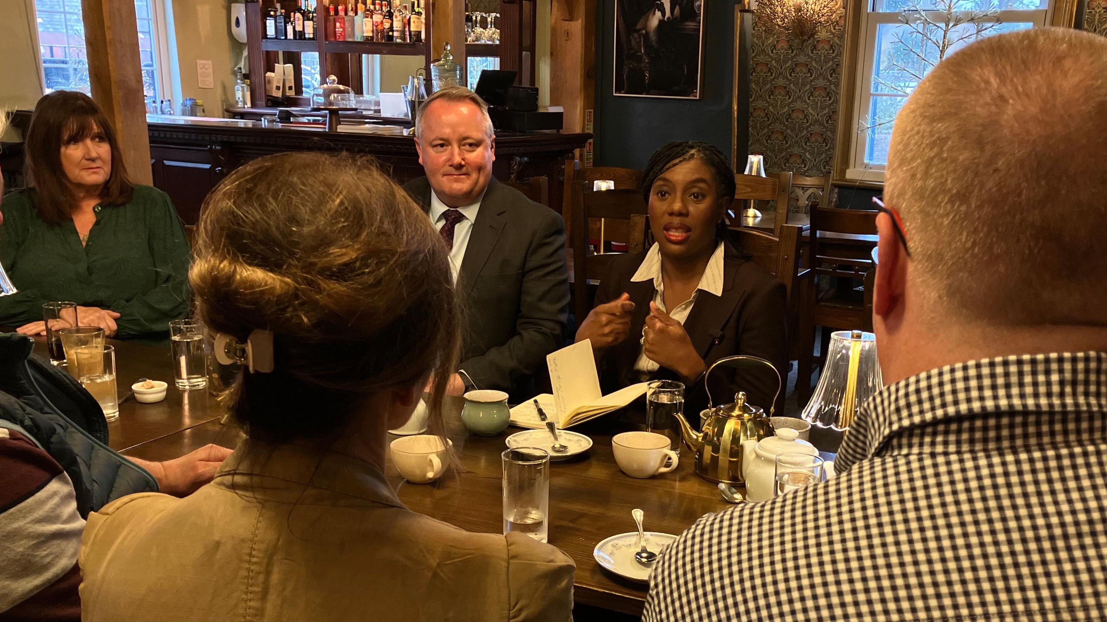 Darren Millar a Kemi Badenoch yn cyfarfod pobl busnes