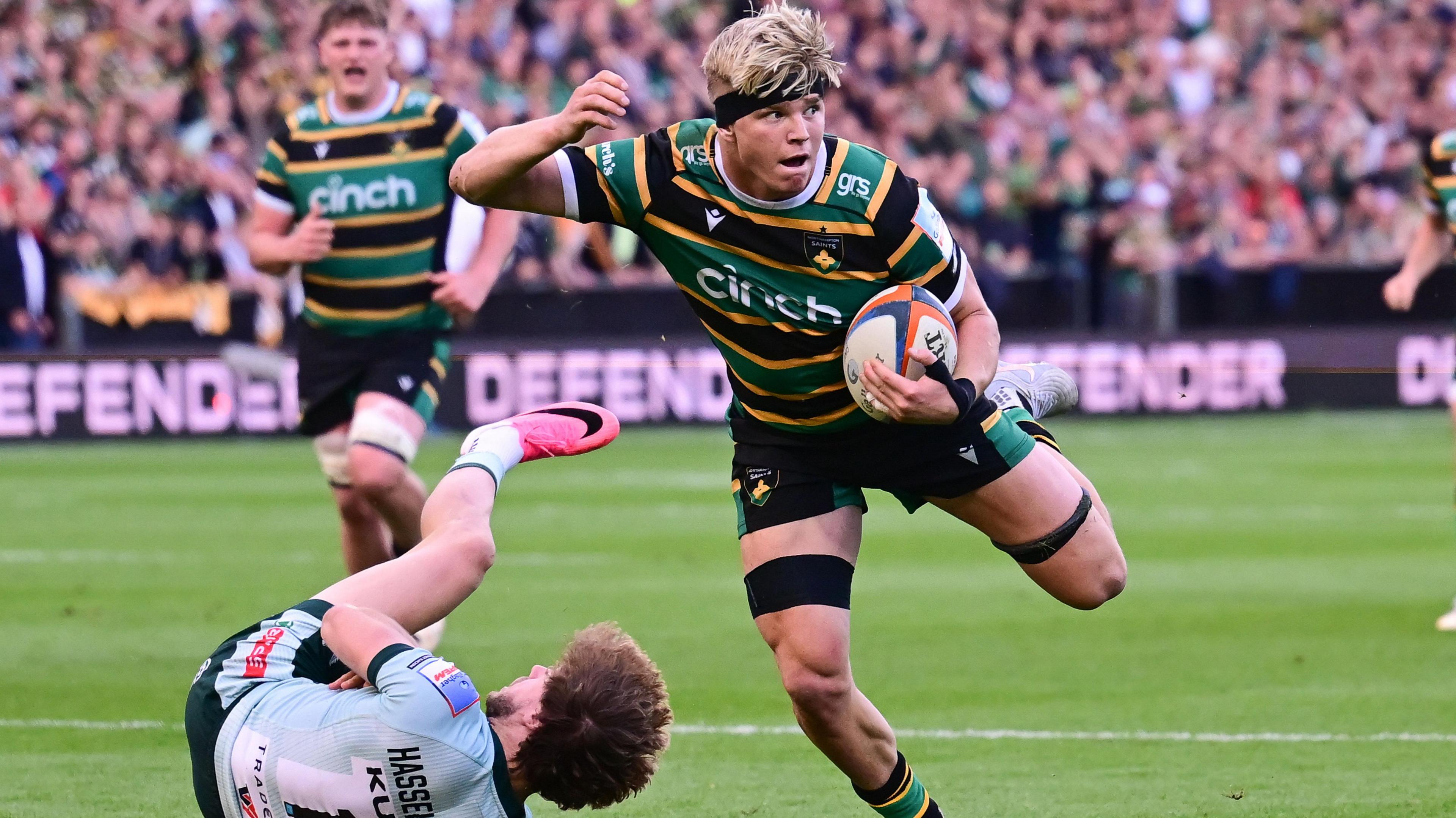 Henry Pollock running with the ball