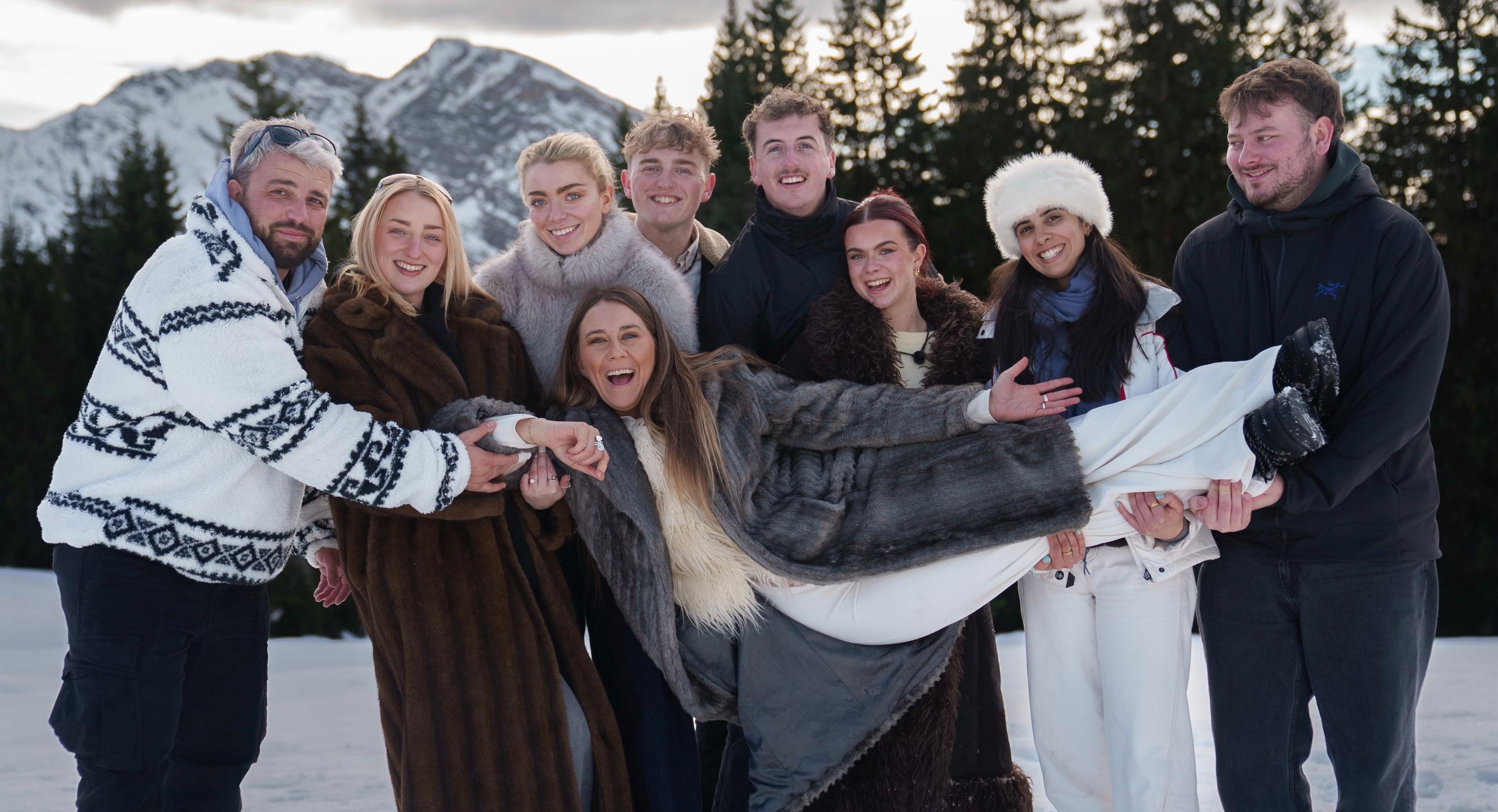 Melys yn cael ei chario gan weddill o griw Amour & Mynydd eleni