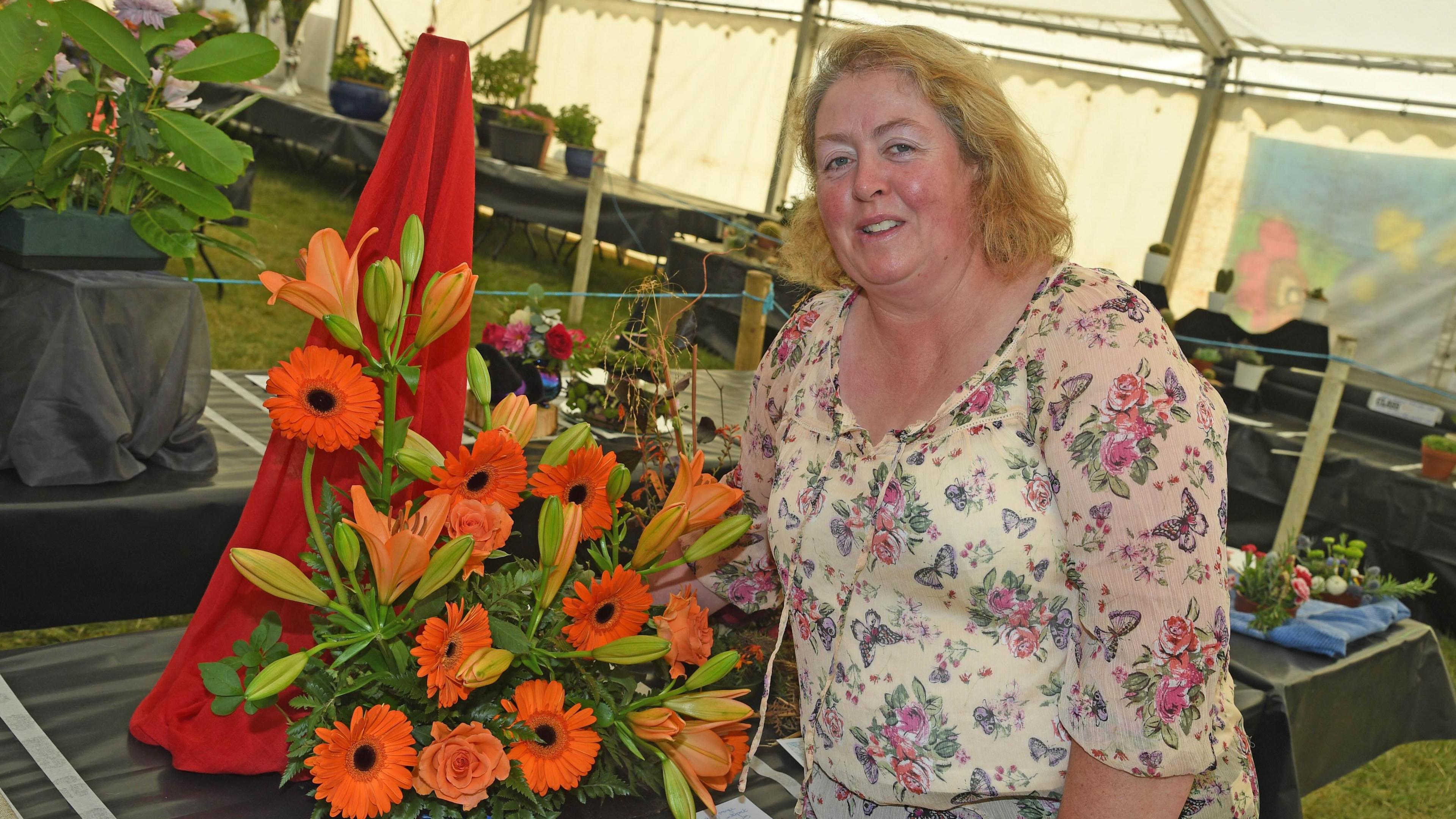 Diwrnod da i Greta Stuart o Amlwch a gafodd gyntaf am ei harddangosfa blodau