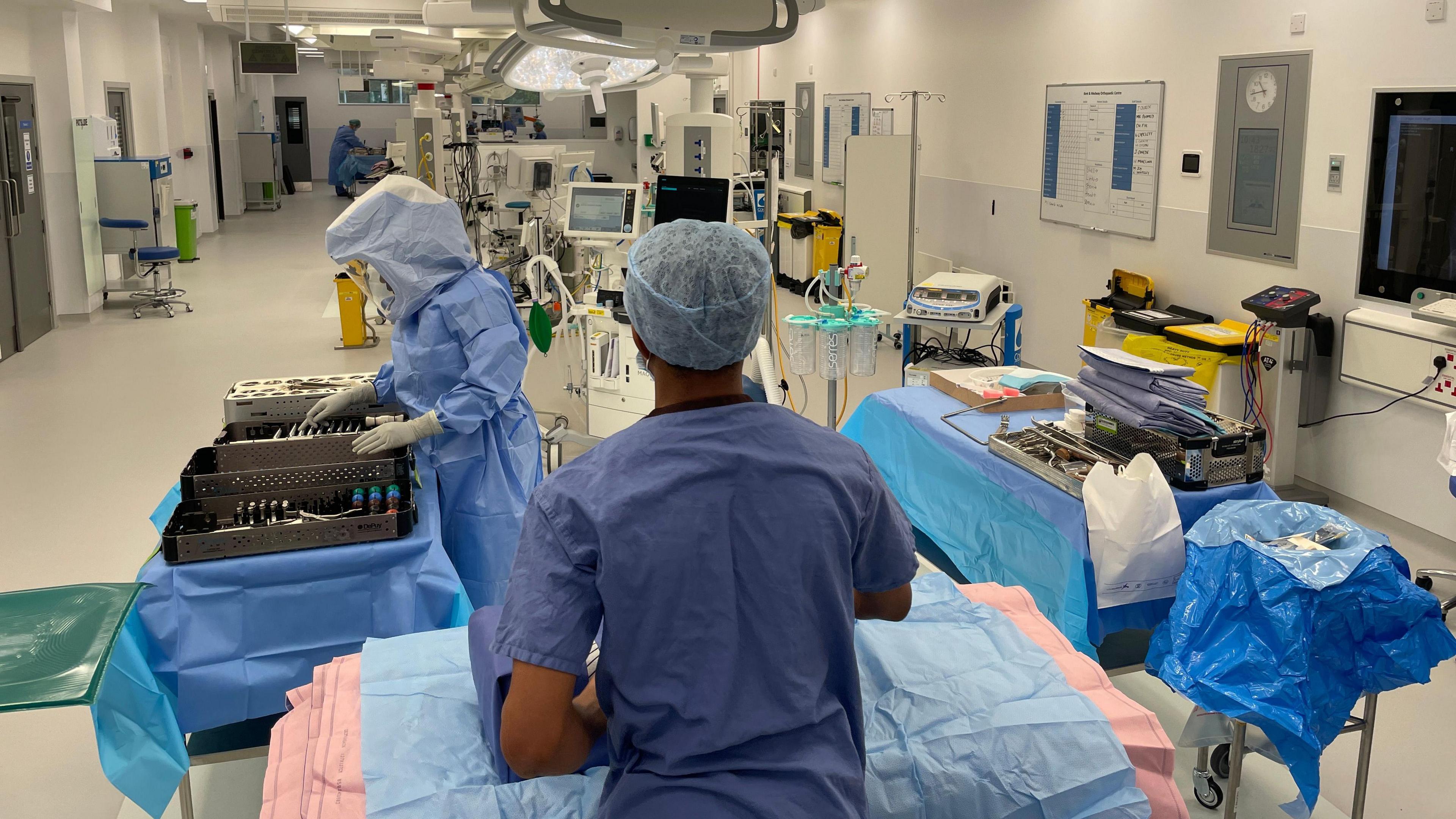 Doctors and operating theatre staff in an operating theatre