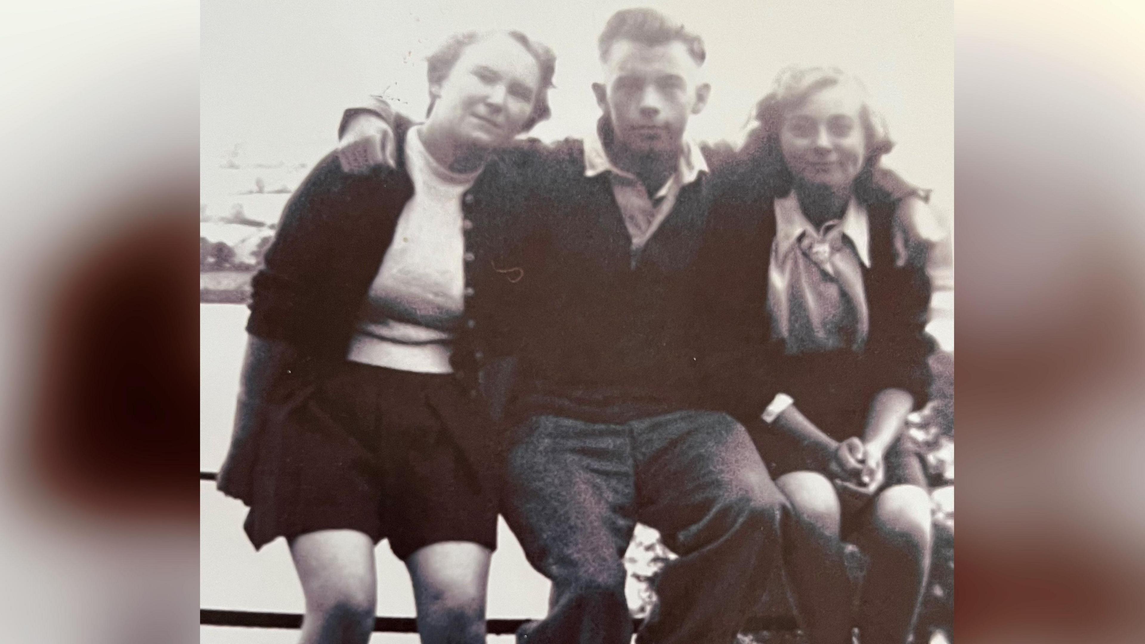 Gwenda Morgan (ar y dde) a'i ffrindiau yng Ngwersyll Glan-llyn yn 1951