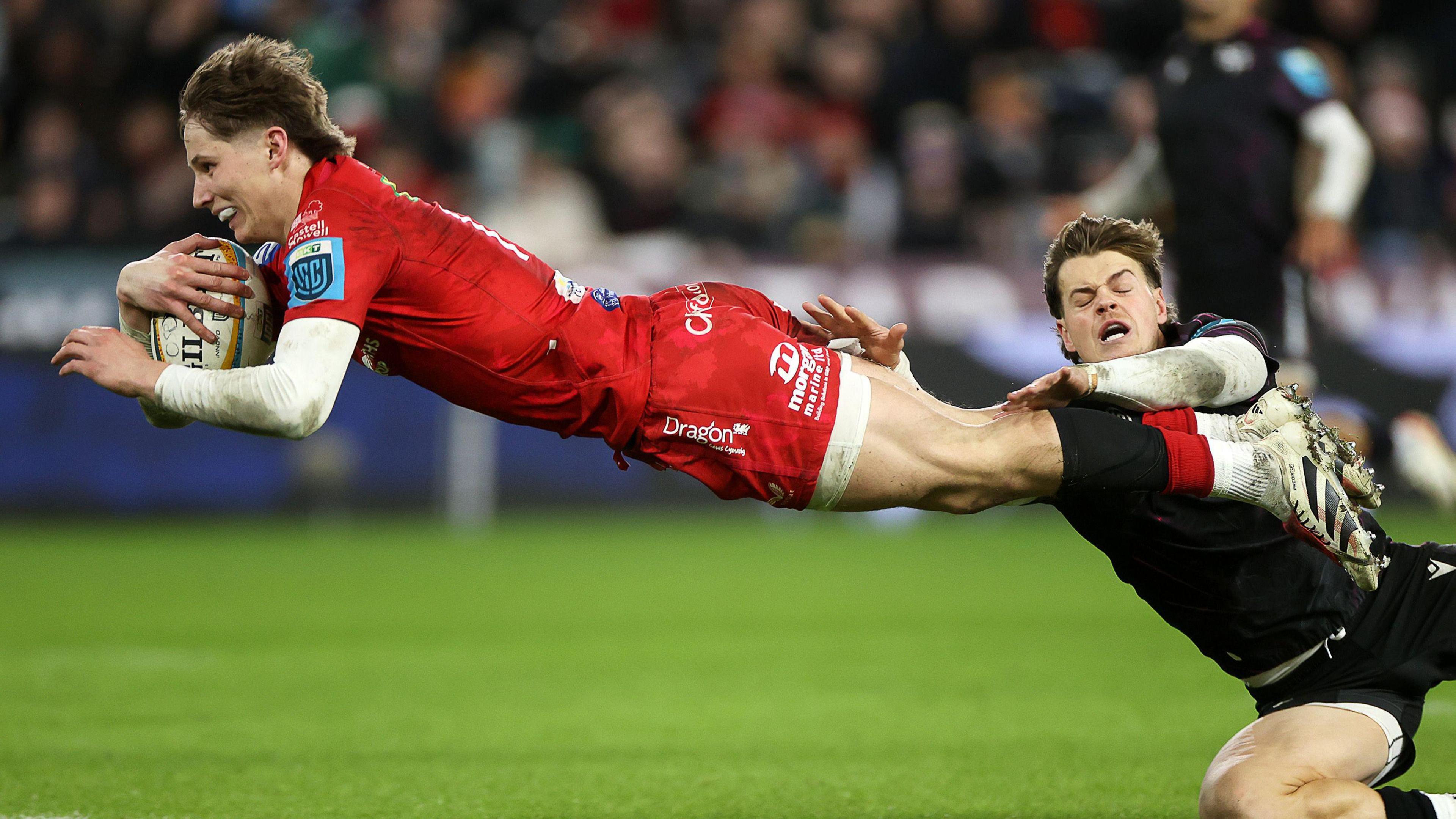 Ellis Mee diving to score a try against Ospreys