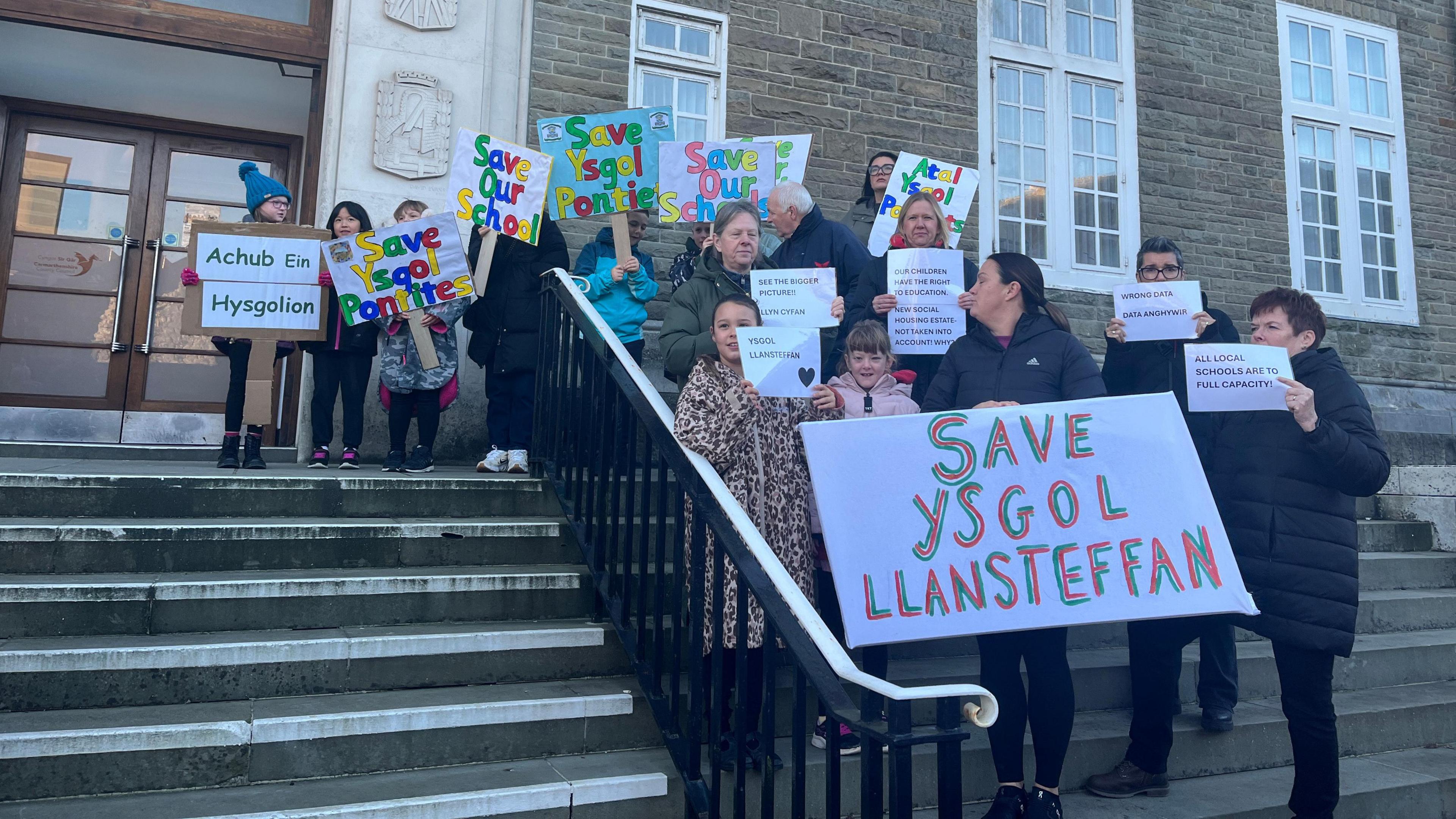 Protest i achub ysgolion bach