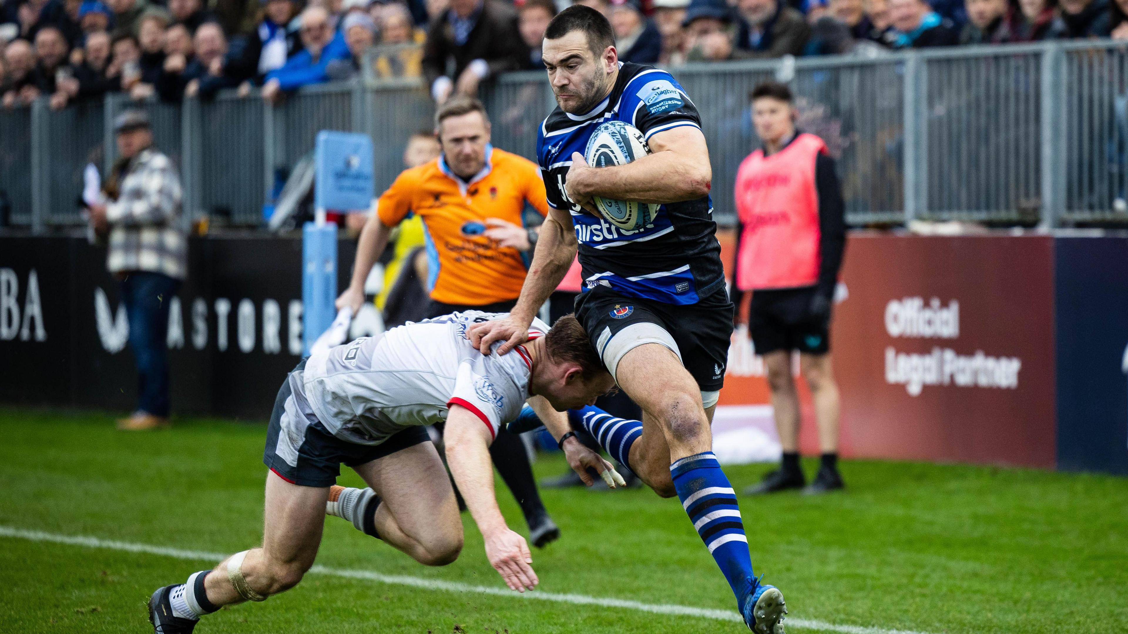 Will Muir skips over a tackle to score a try for Bath