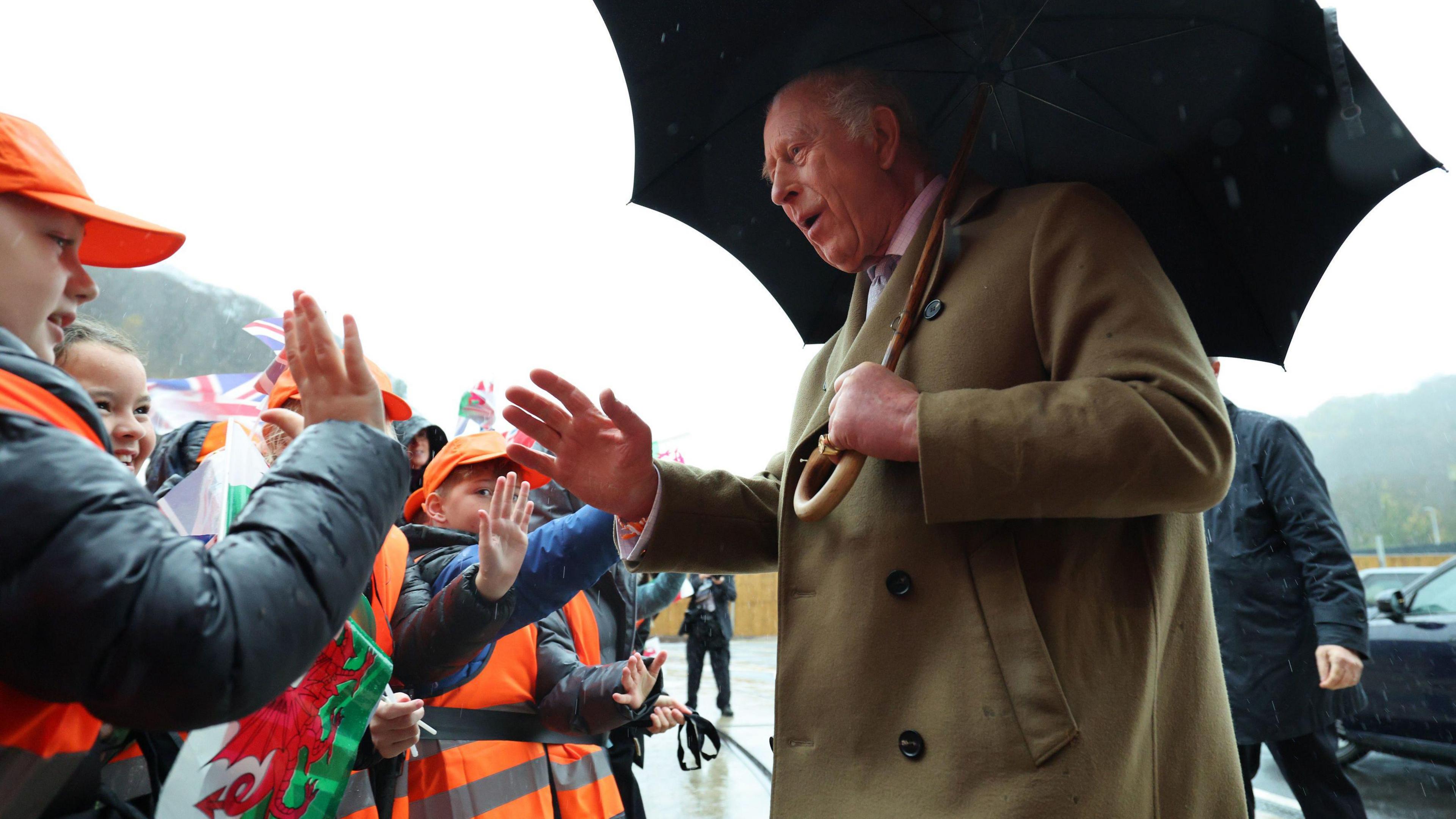 Mbretit iu bë një përshëndetje nga nxënësit në një aktivitet pranë Cardiffit.