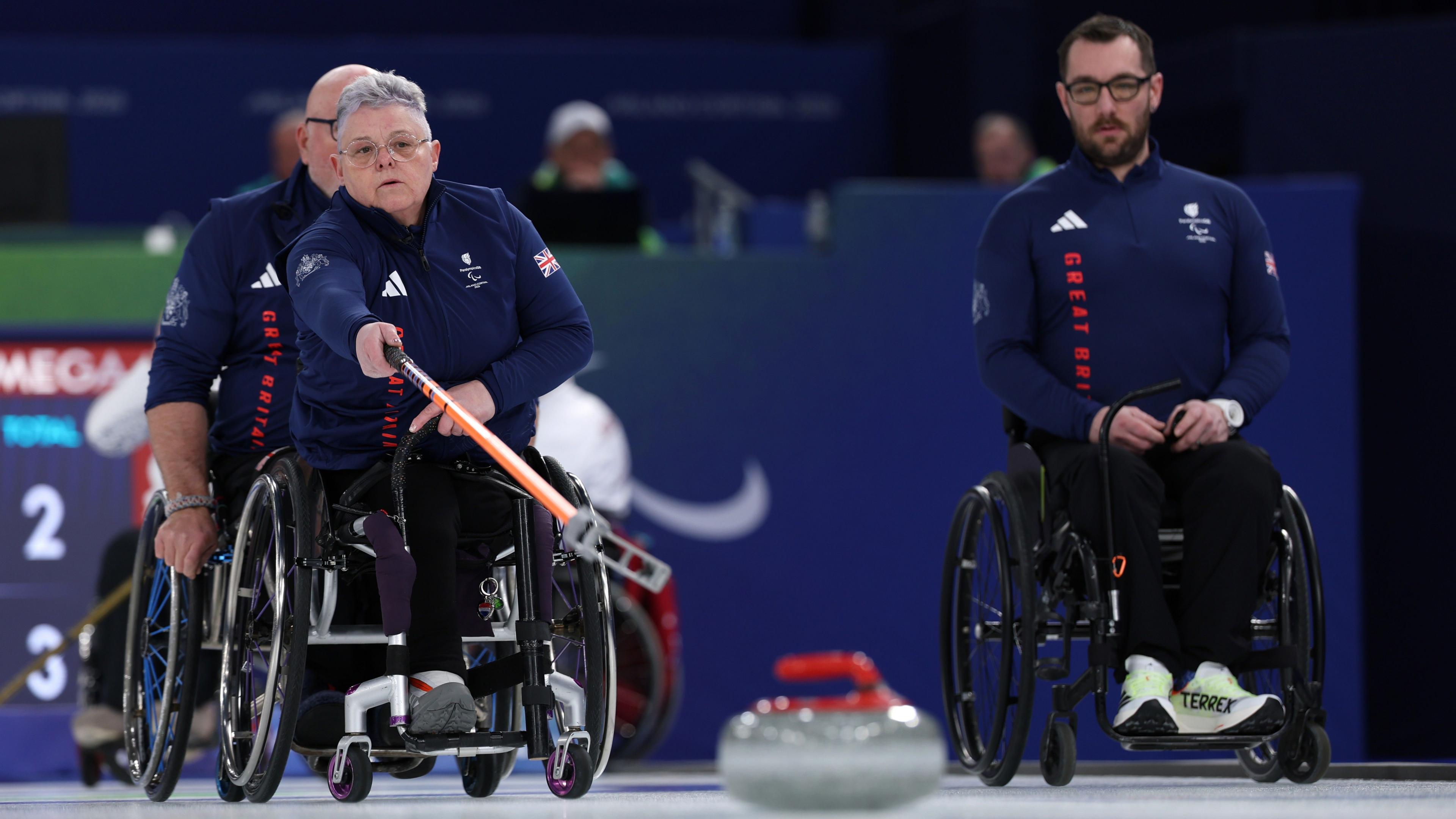 Karen Aspeyová z Velké Británie přináší kámen