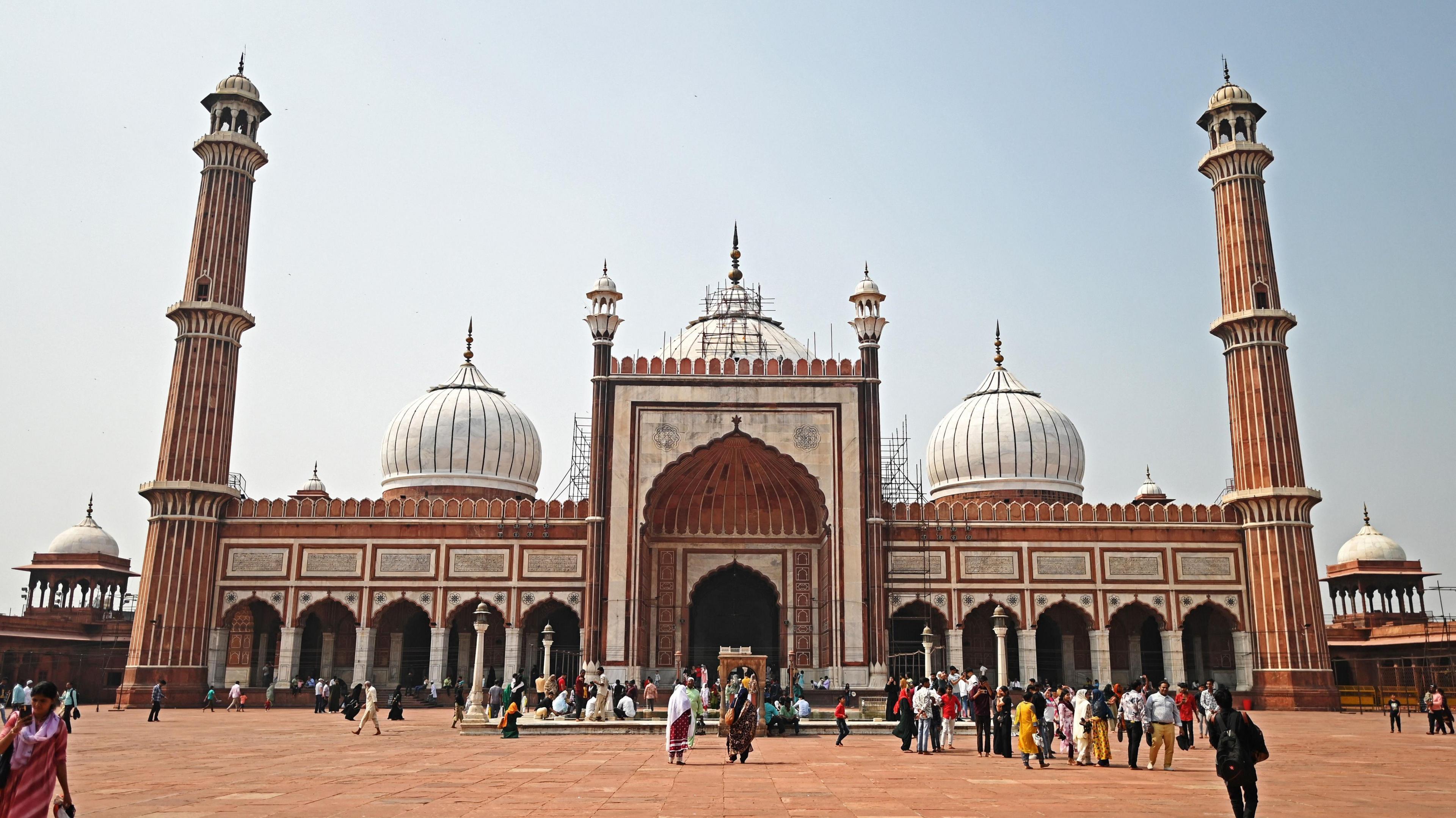 This photograph taken on October 8, 2024 shows tourists visiting the Jama Masjid in the old quarters of Delhi. Residents of India's capital New Delhi choked in a blanketing toxic smog on November 18 as worsening air pollution surged past 60 times the World Health Organization's recommended daily maximum. (Photo by Sajjad HUSSAIN / AFP) (Photo by SAJJAD HUSSAIN/AFP via Getty Images)
