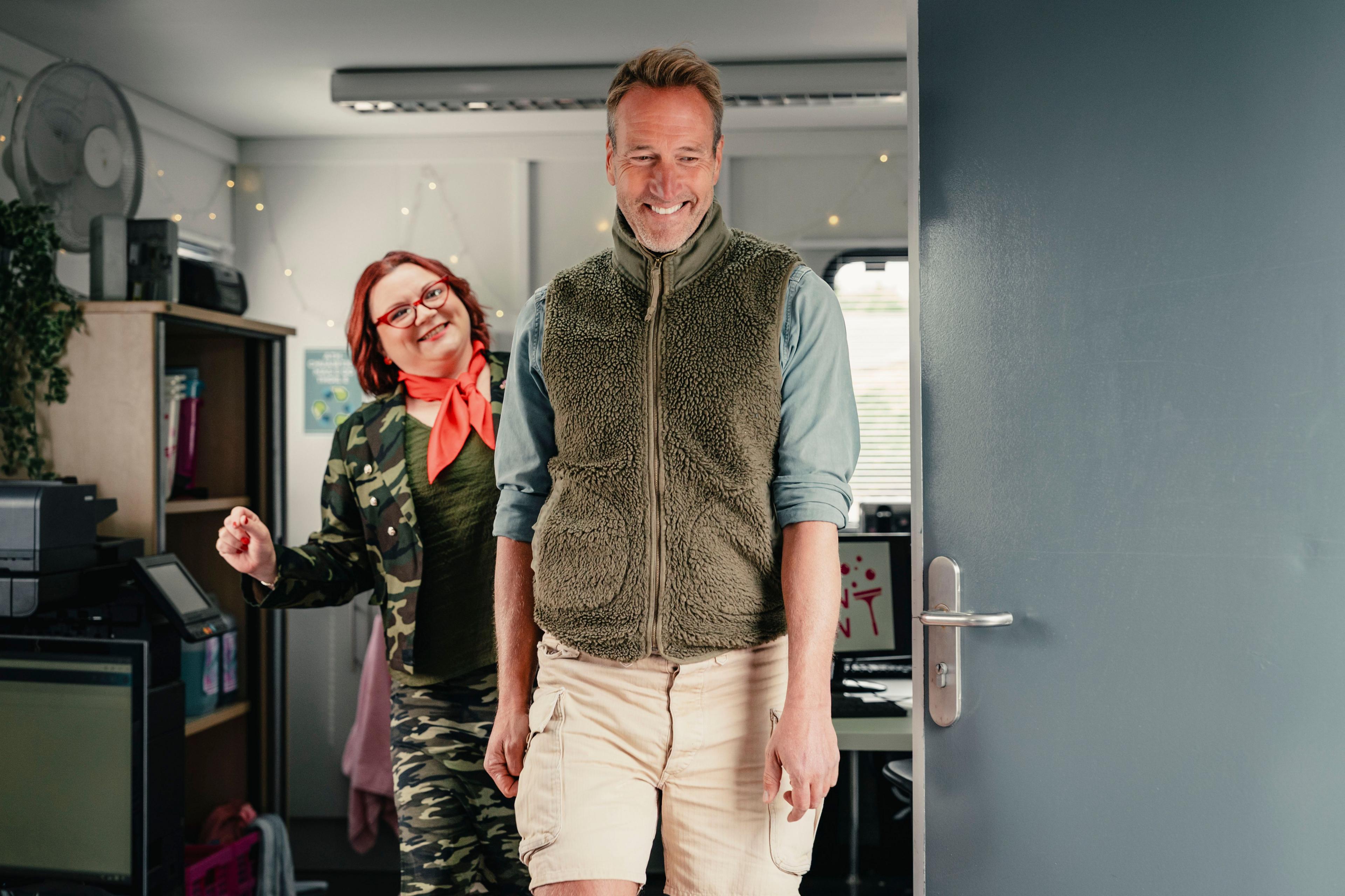 Ben Fogle agus Betty, manaidsear na h-oifis ann an Glan Fhèin air a chùlaibh