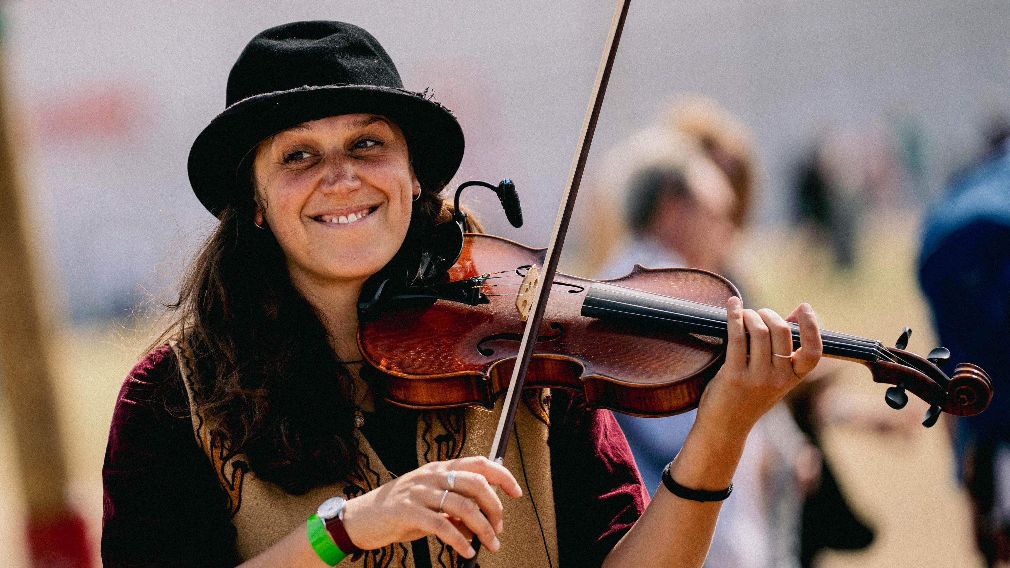 Perfformiwr ar faes Eisteddfod Wrecsam 2025