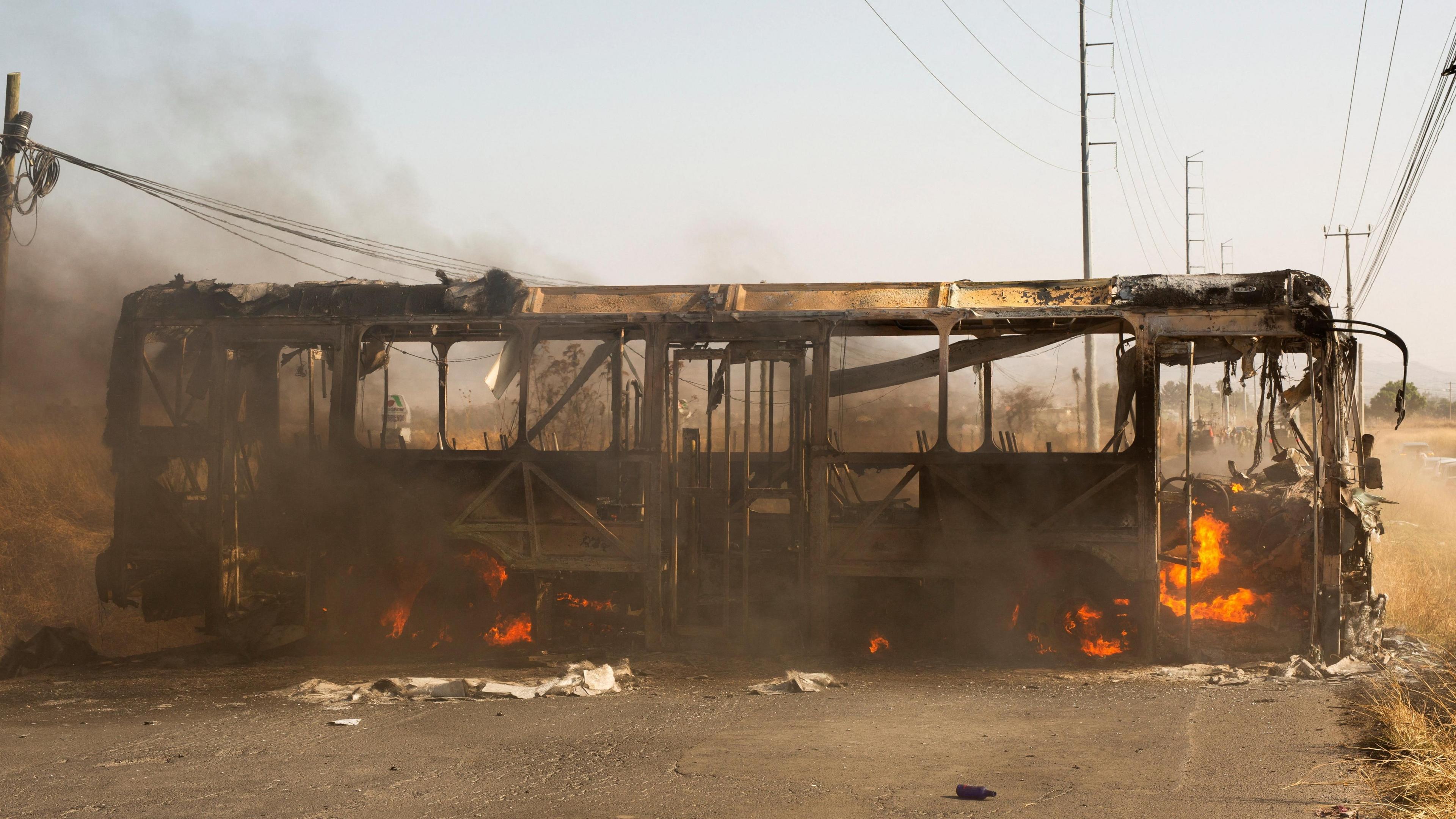 Një autobus i përdorur si postbllok nga krimi i organizuar digjet pas një operacioni federal në të cilin një burim qeveritar tha se bosi meksikan i drogës Nemesio Oseguera, i njohur zakonisht si "El Mencho", u vra, në Zapopan, Meksikë, më 22 shkurt 2026.