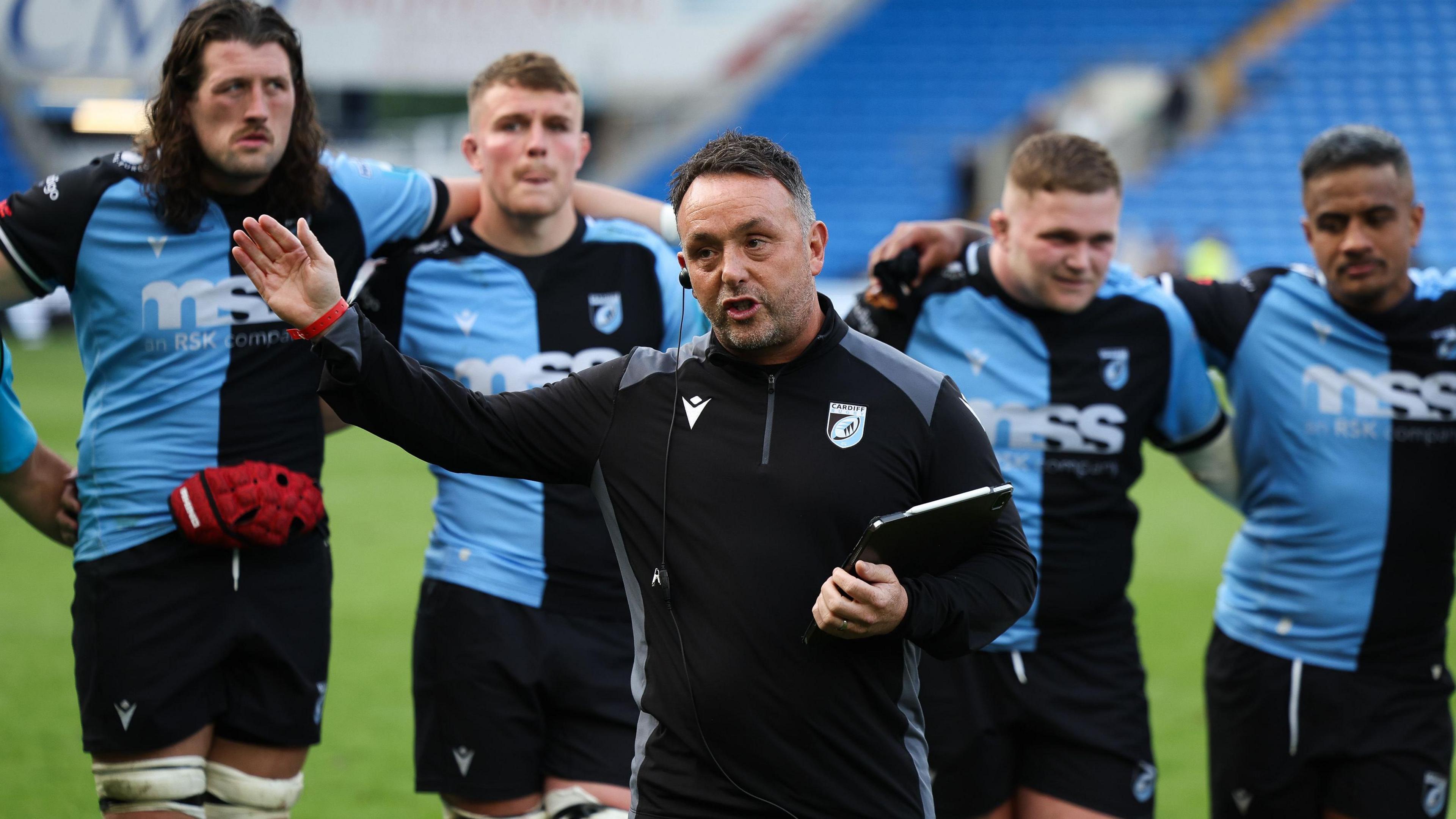 Matt Sherratt talks to the Cardiff squad after defeat to Ospreys