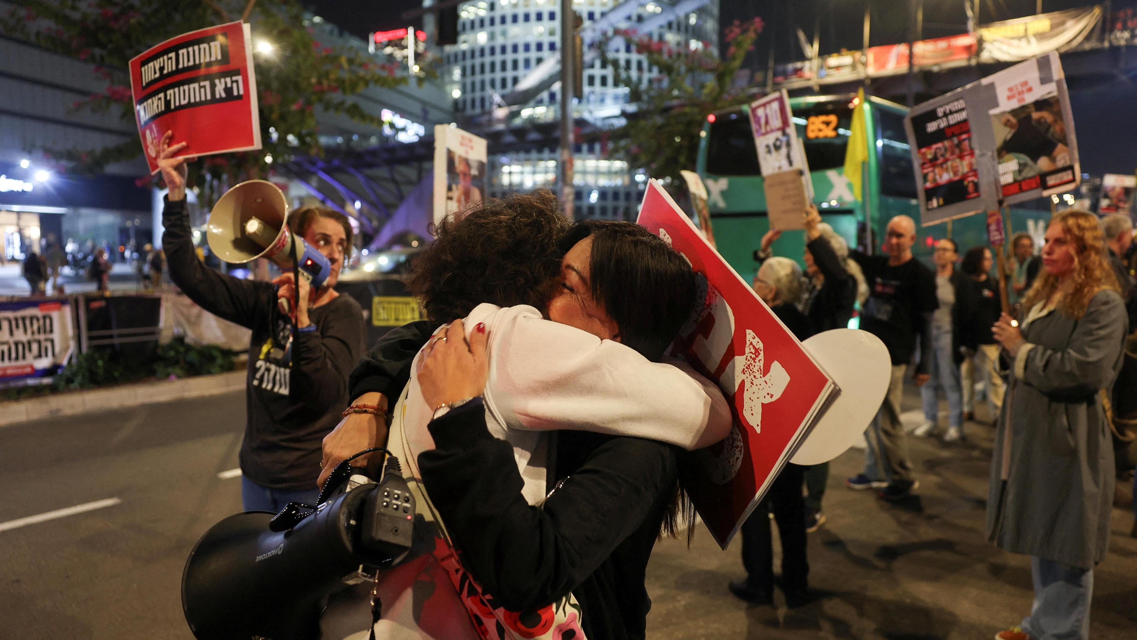 Israeli supporters of hostages' families celebrate news of the Gaza ceasefire and hostage release deal in Tel Aviv, Israel (15 January 2025)