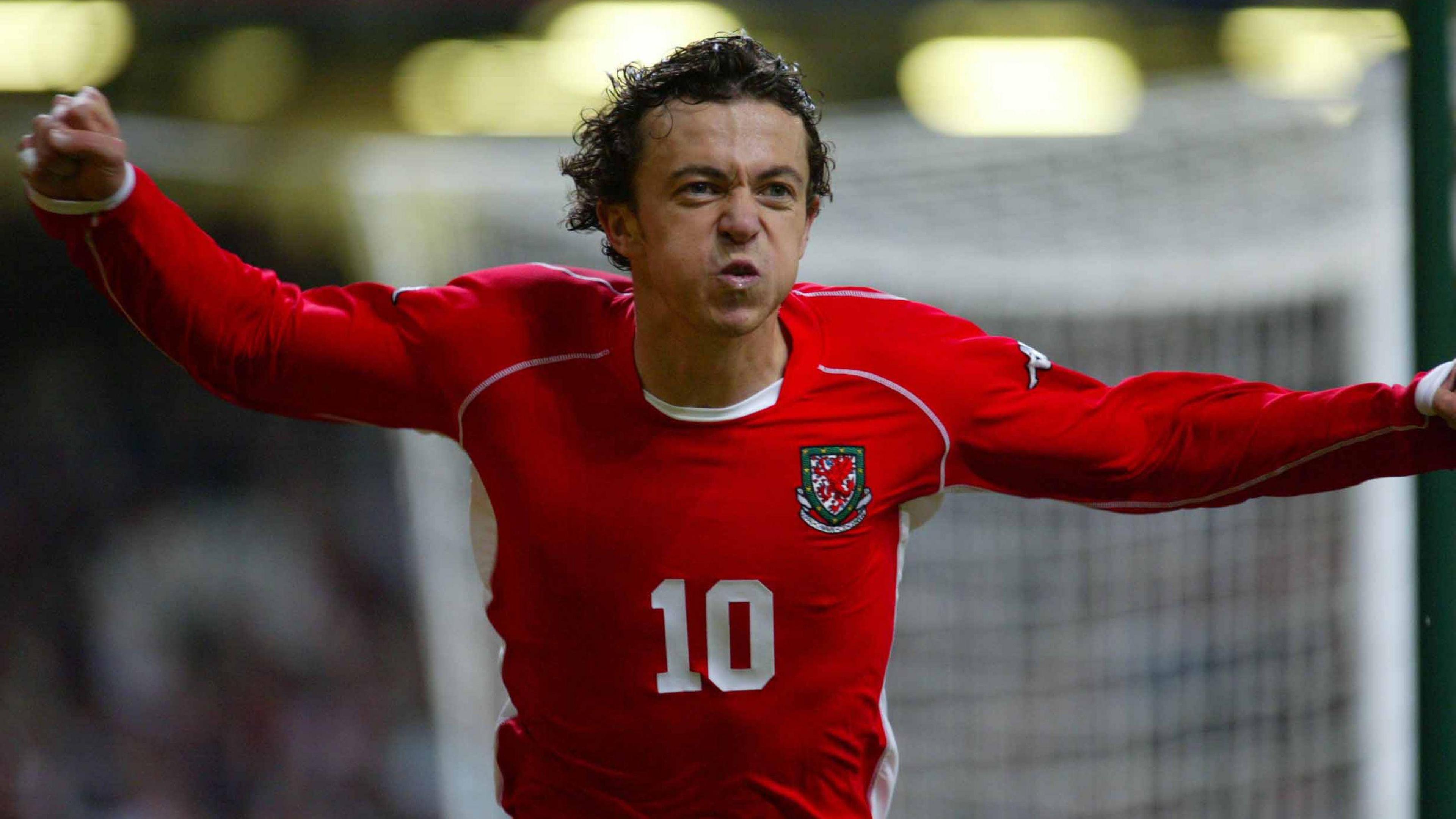 Simon Davies scores for Wales against Italy