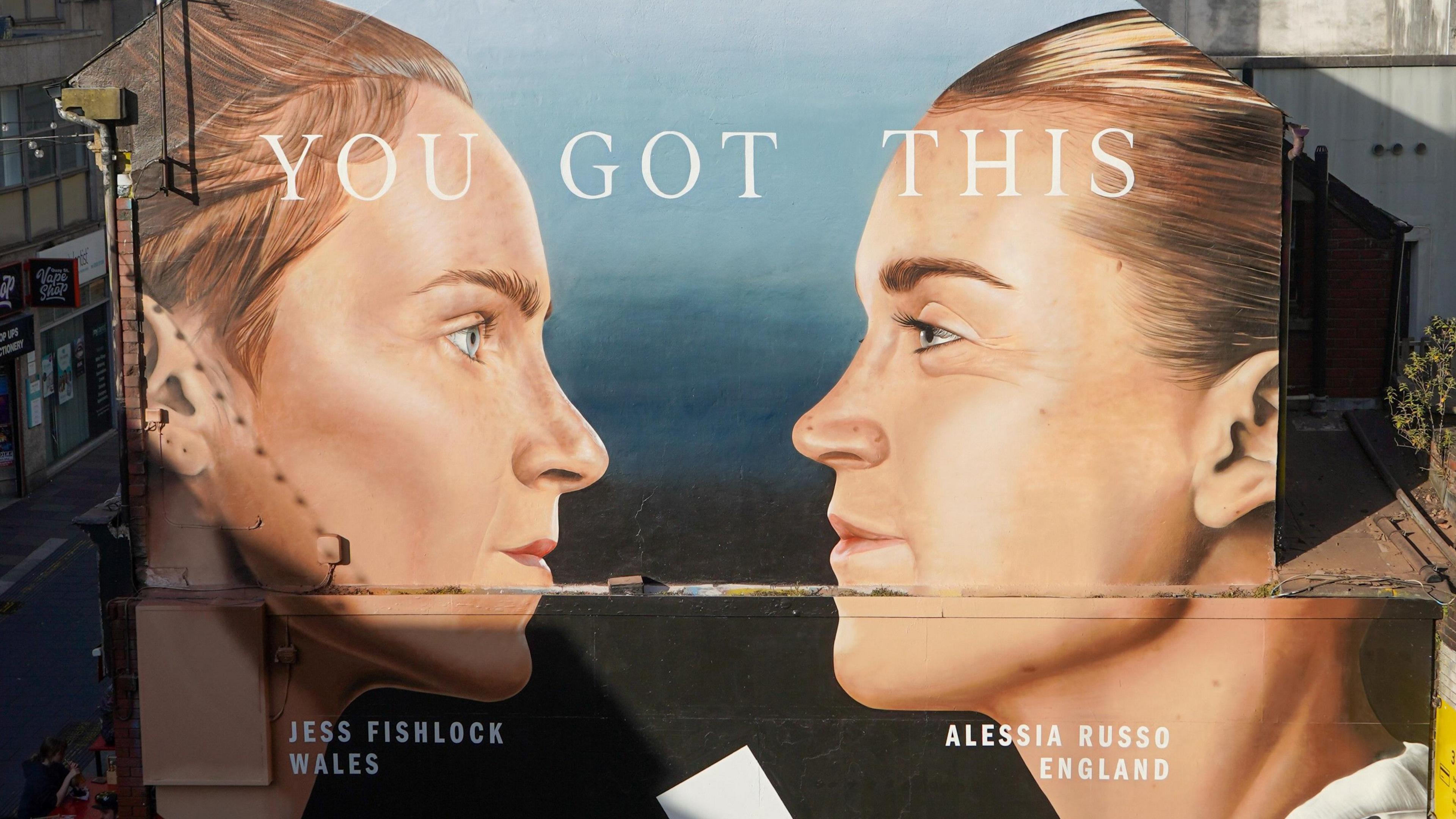 Paentiad murlun ar ochr y wal yn cynnwys dwy chwaraewraig pêl-droed, Jessica Fishlock ac Alessia Russo.