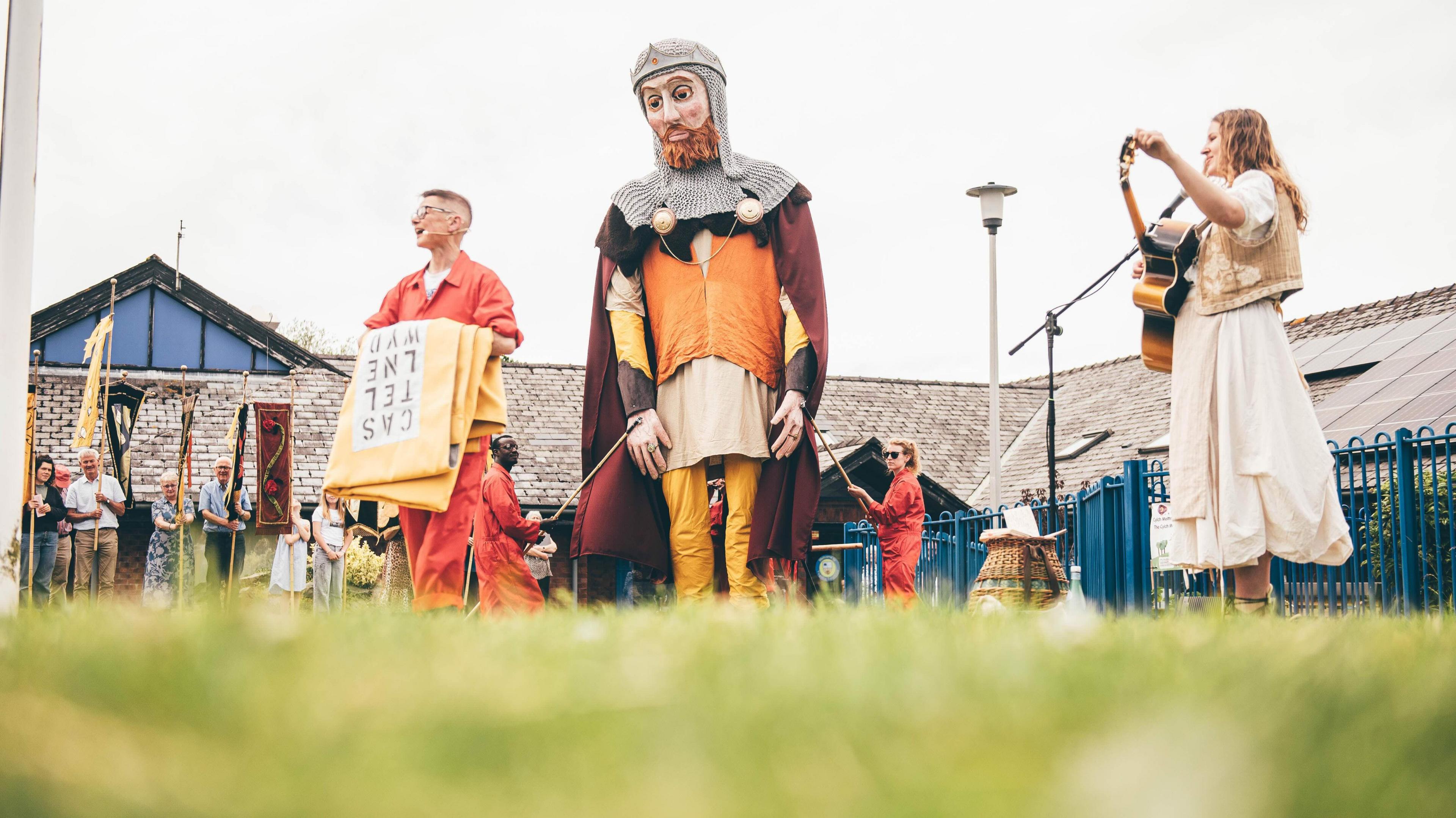 Eddie Ladd a Mari Mathias yn cadw cwmni i'r Arglwydd Rhys yng Nghastell Newydd Emlyn, ac roedd digon o ganu a barddoniaeth