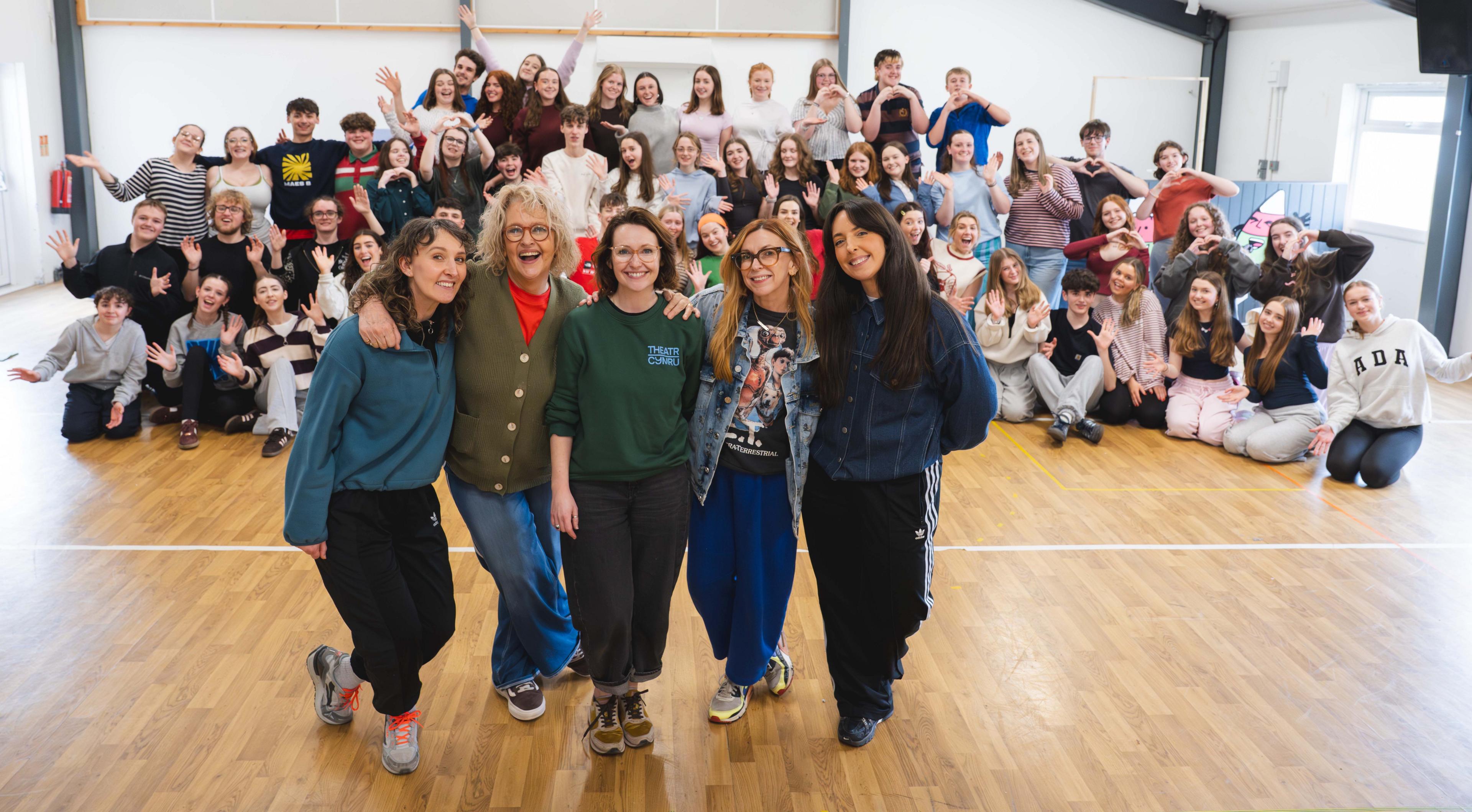 Y criw a'r tîm cynhyrchu