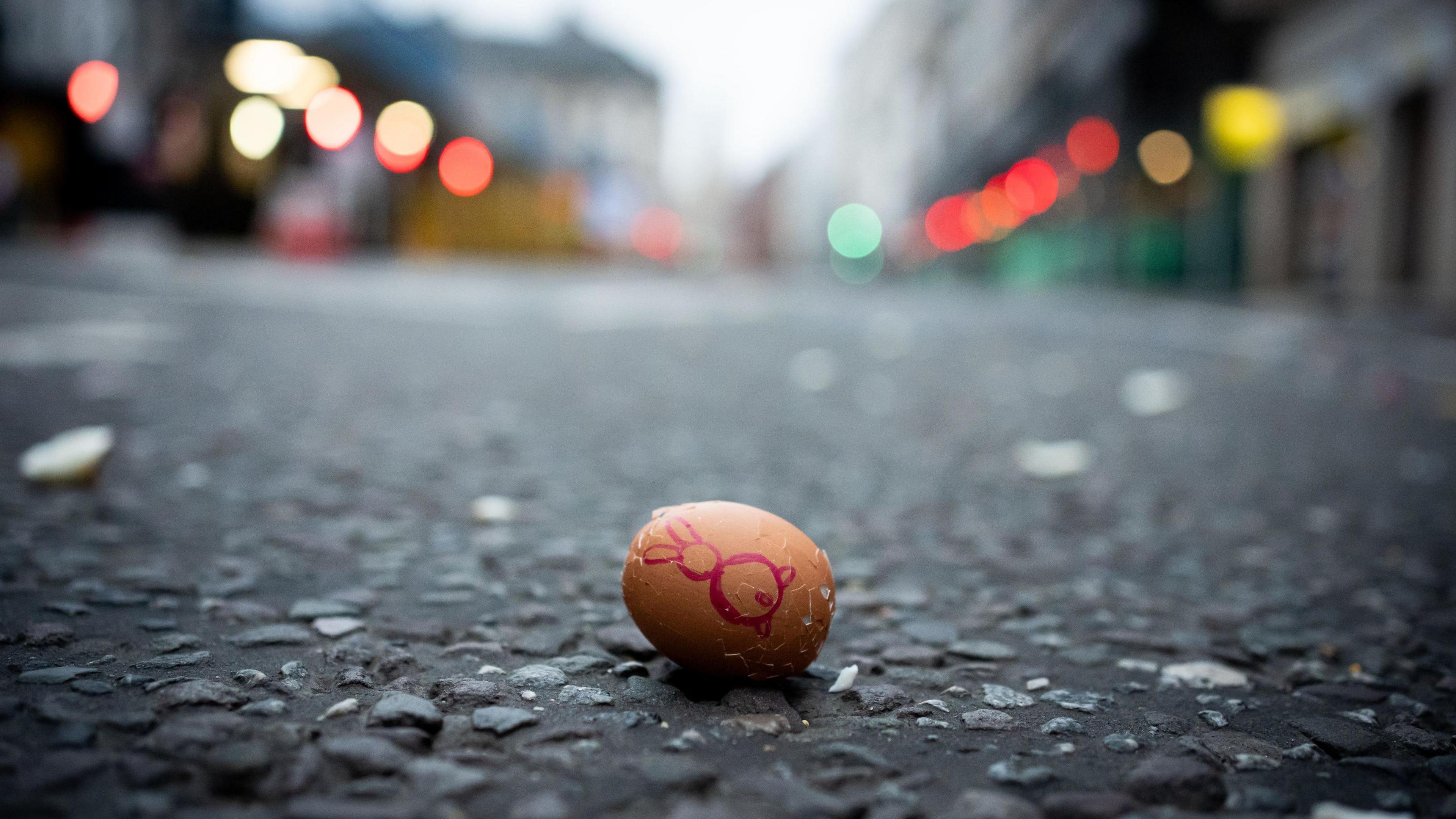 Lone egg left intact on Fleet Street