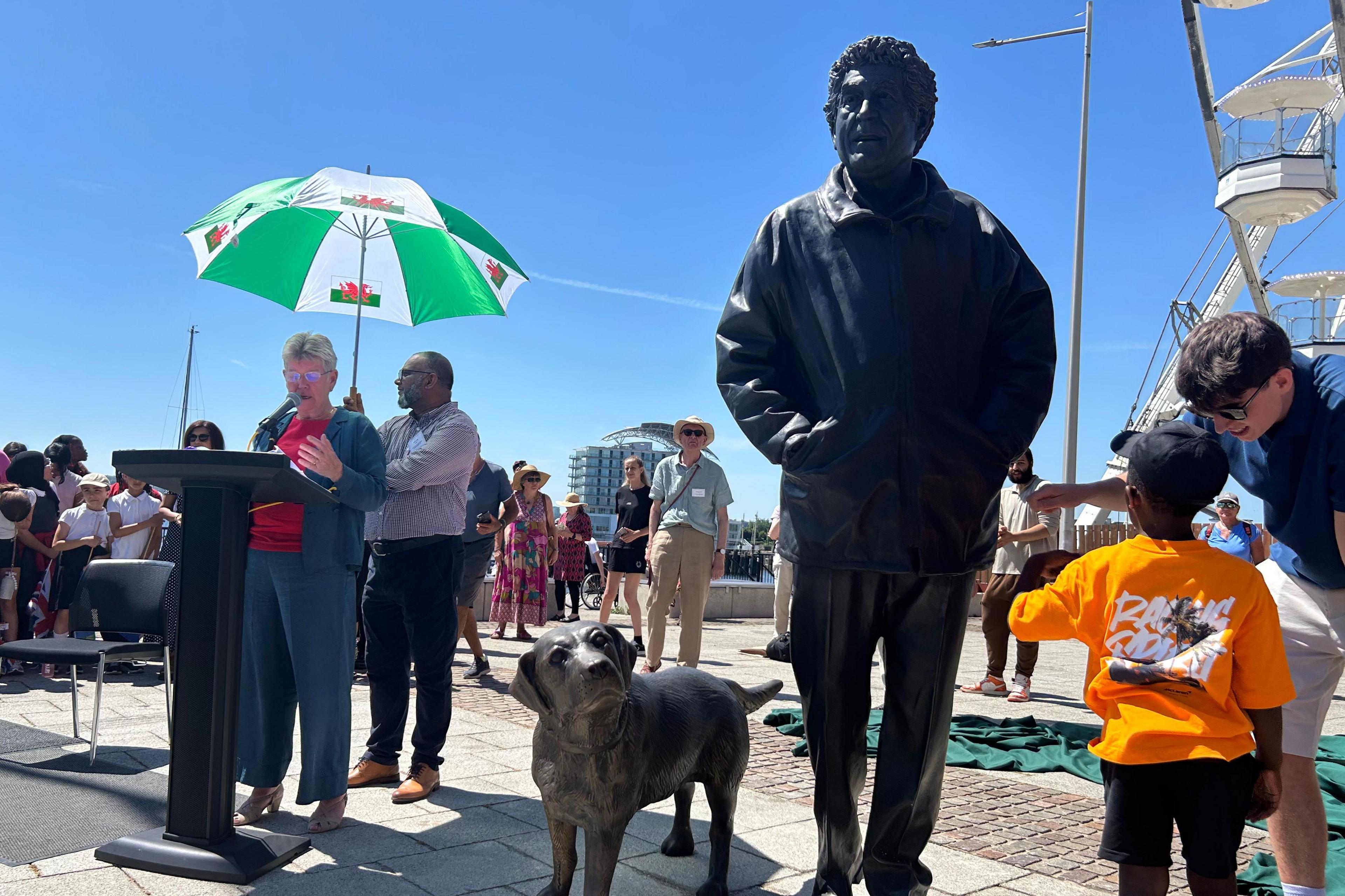 Cerflun Rhodri Morgan a'i gi