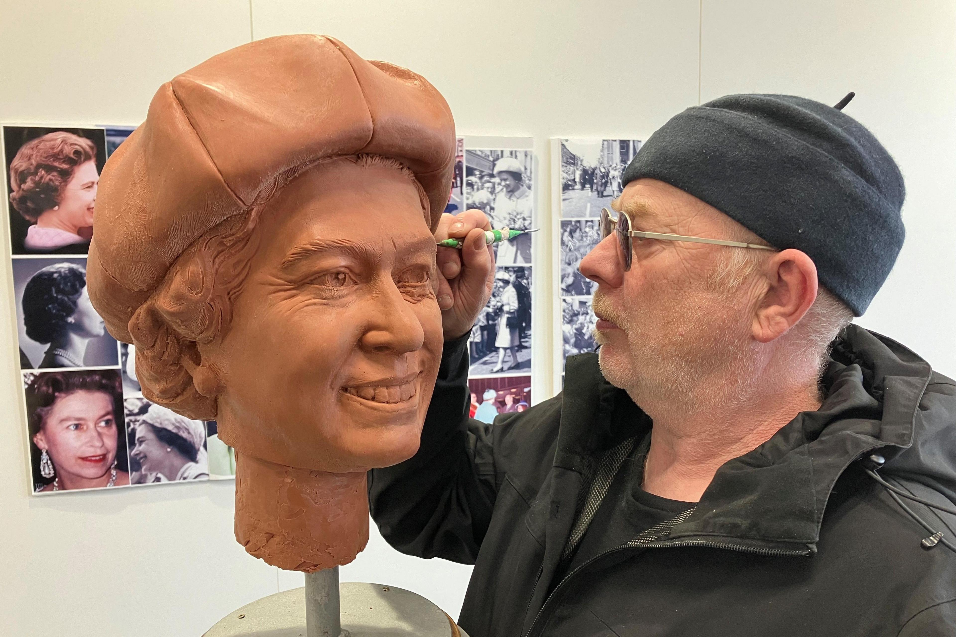 Andy Edwards with Queen Elizabeth II statue head