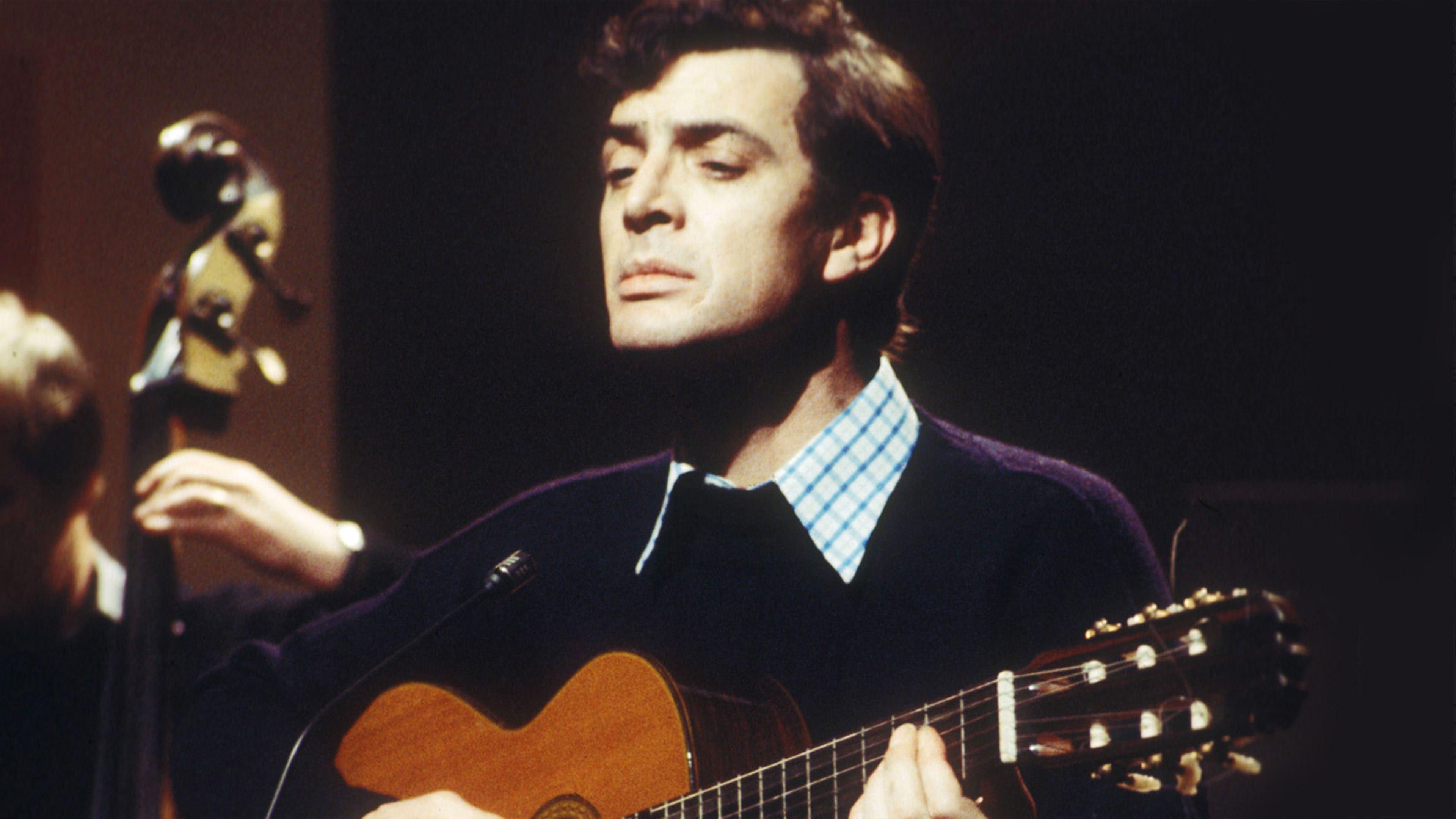 Jake Thackray yn chwarae'r gitar