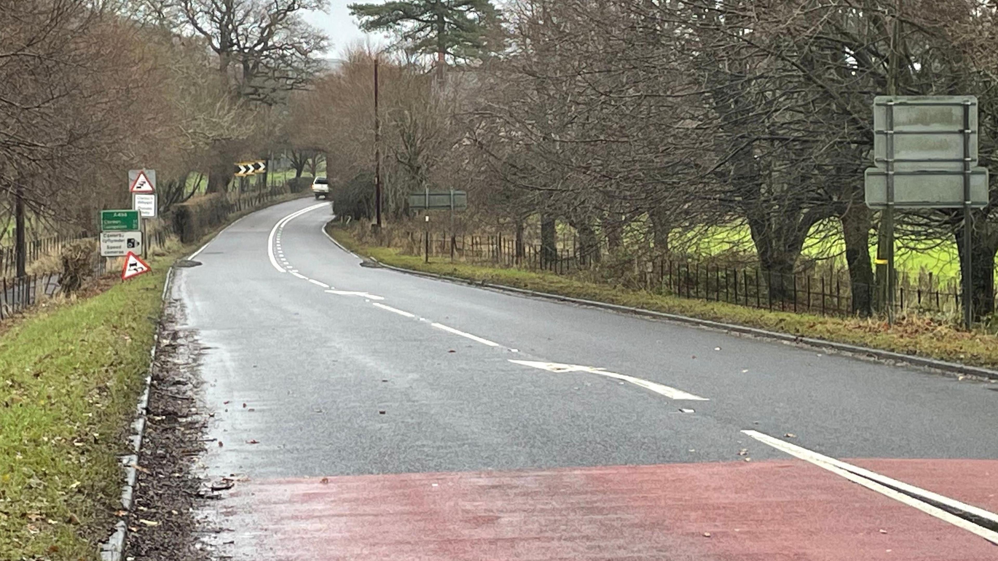 Llun o ffordd yr A494 ar gyrion Y Bala ble ddigwyddodd y gwrthdrawiad