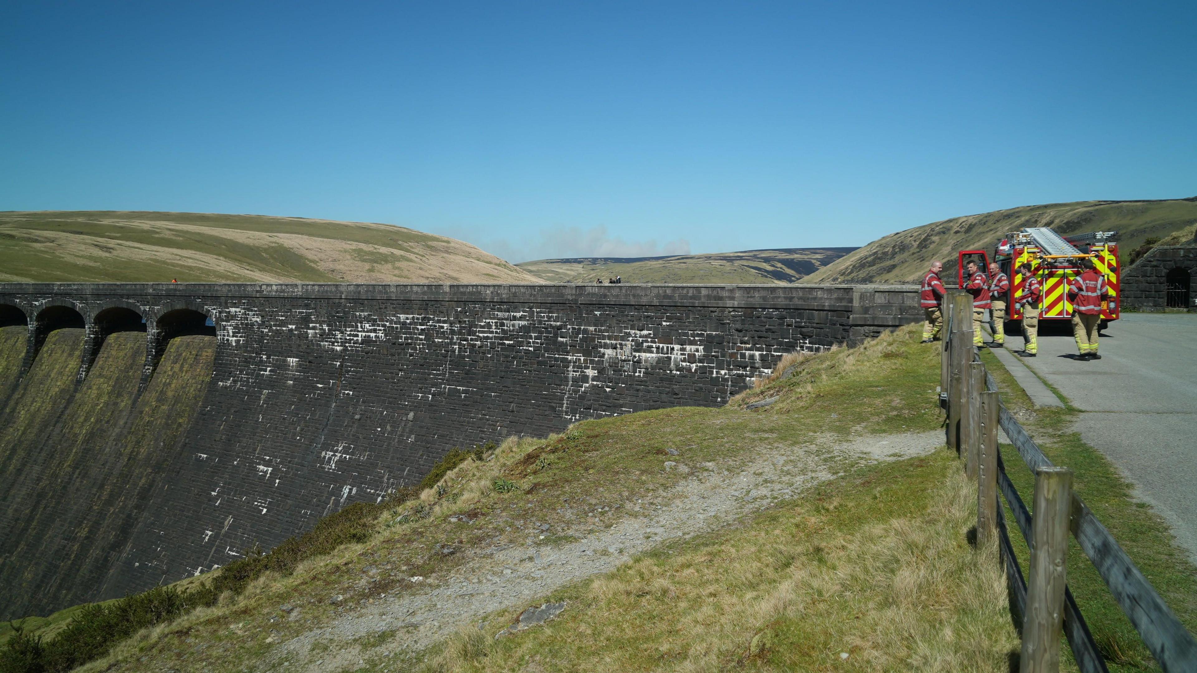 Tân ar ochr mynydd yn ardal Cwm Elan
