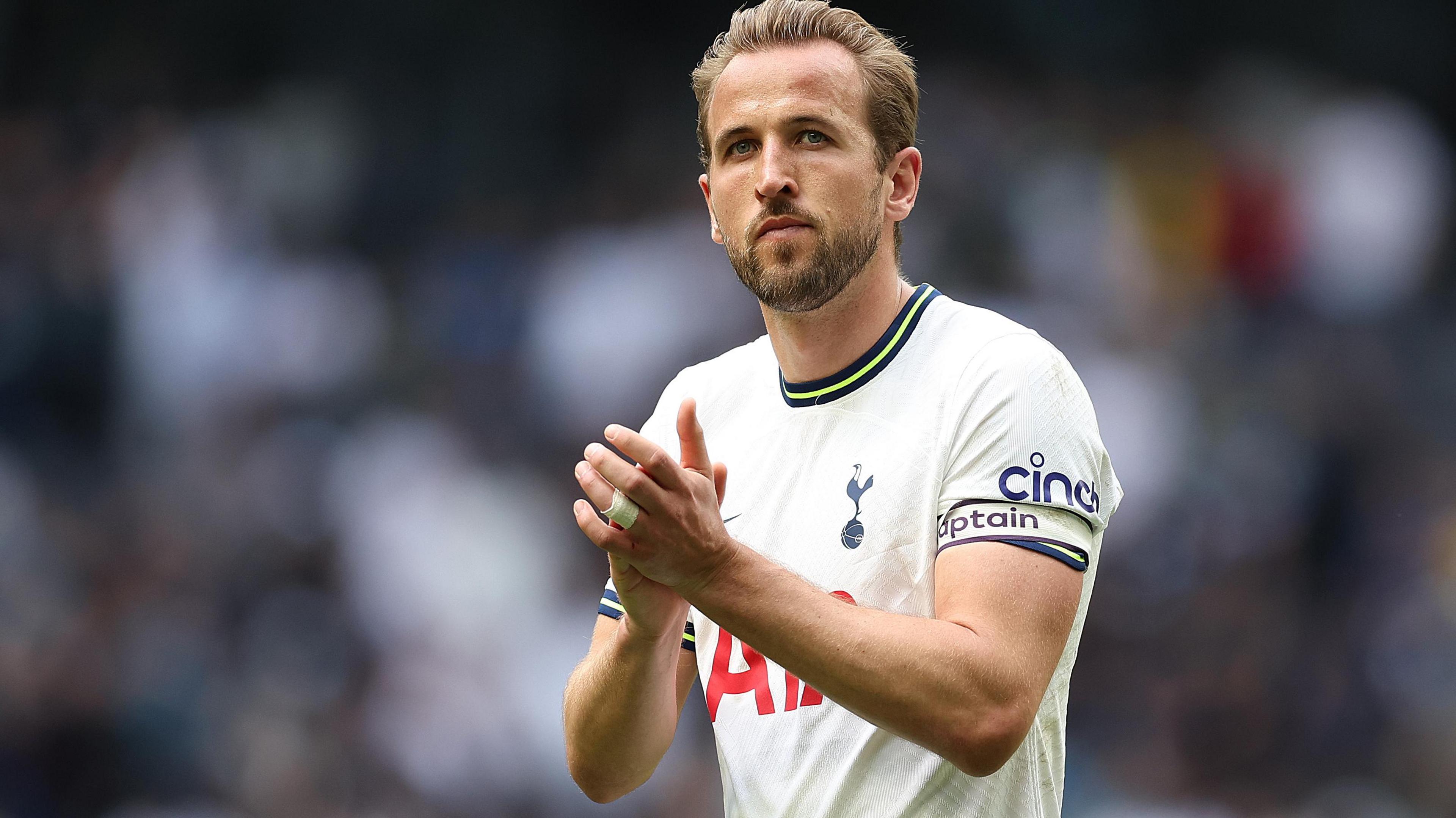 David Trezeguet ranks Dusan Vlahovic over Harry Kane amid Spurs interest.