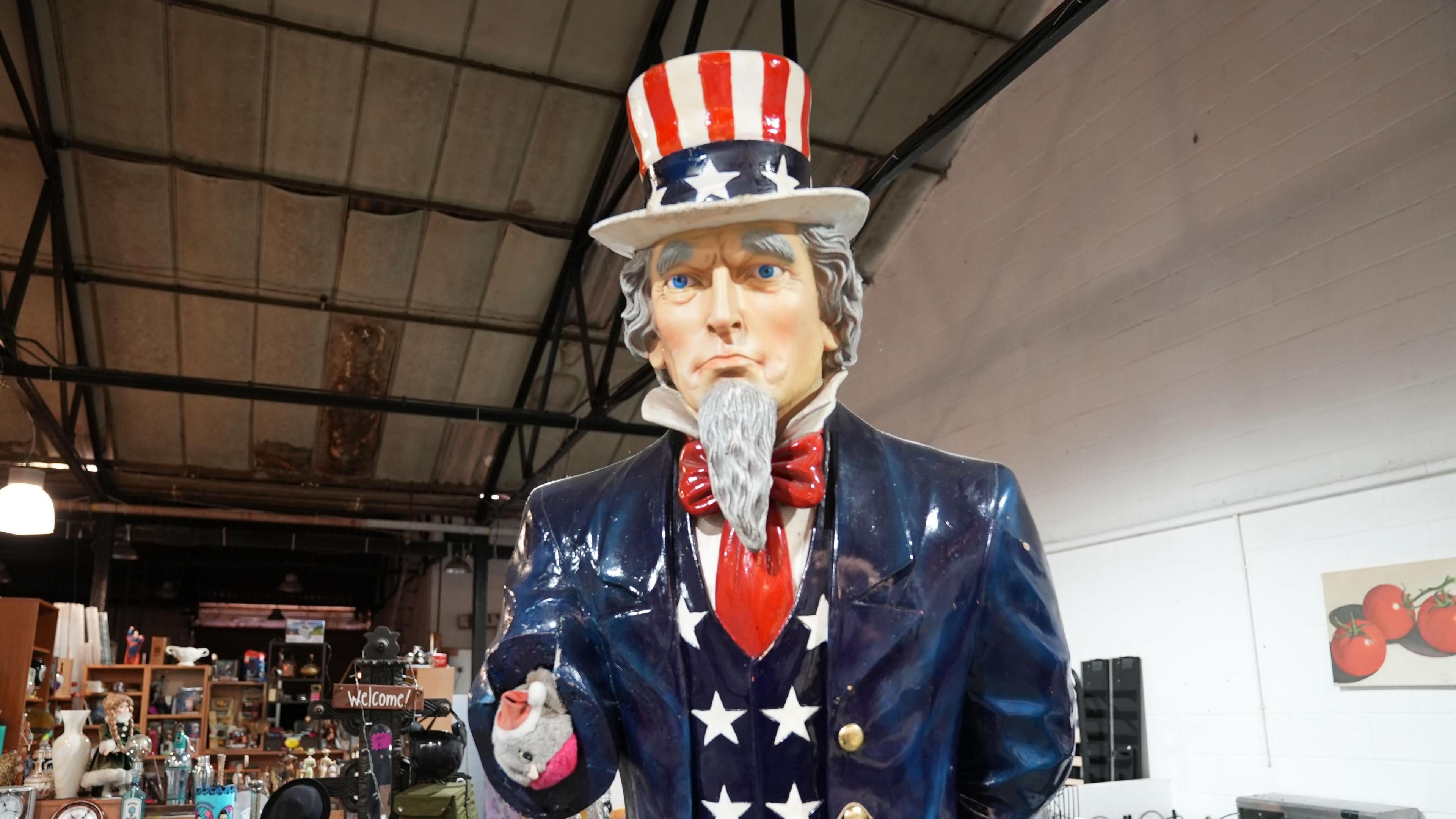 Cerflun mawr 'Uncle Sam' ymhlith hen bethau eraill yn y farchnad
