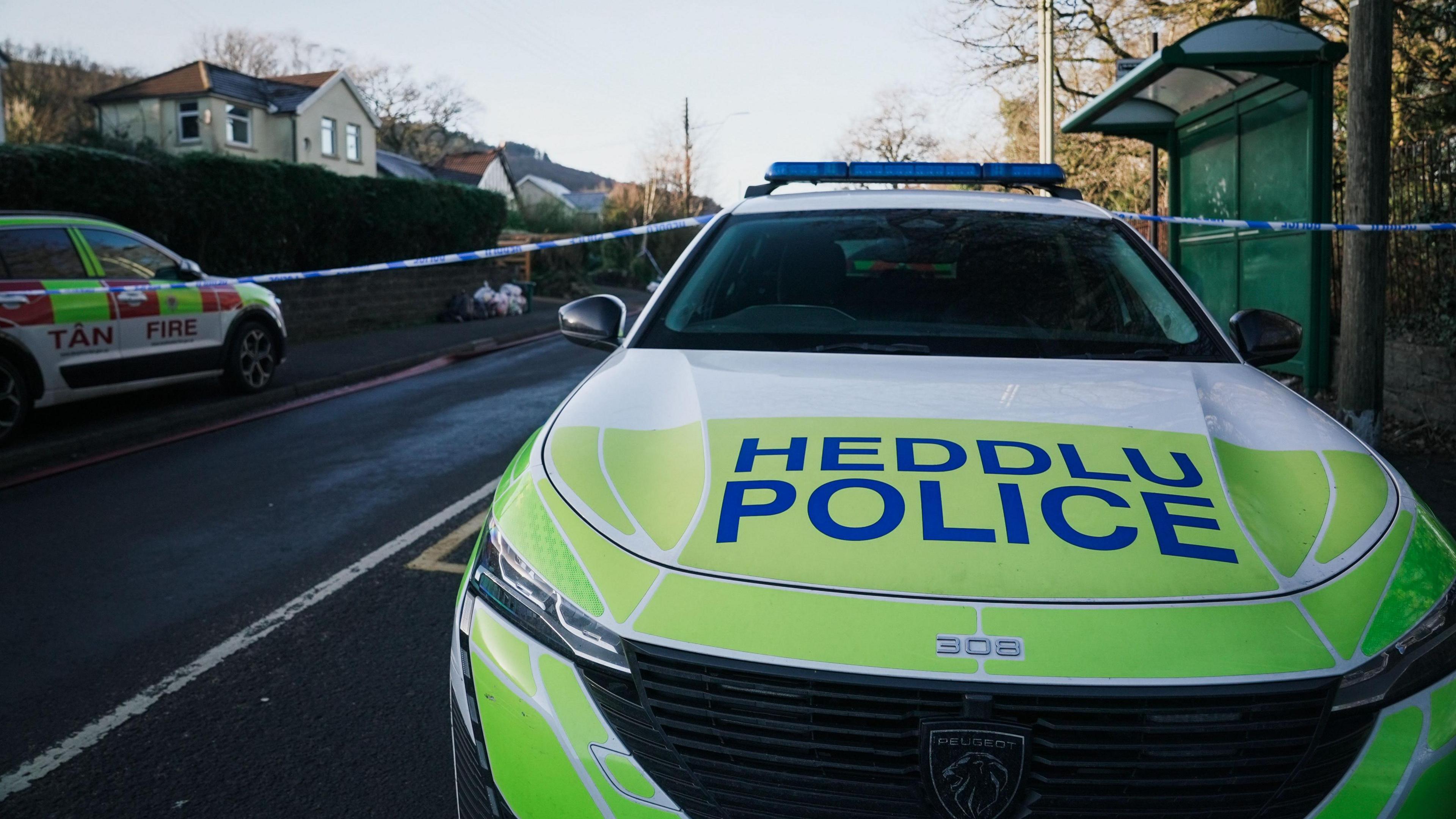 Cerbydau'r gwasanaethau brys ger safle'r tân ym mhentref Glenboi ddydd Mercher