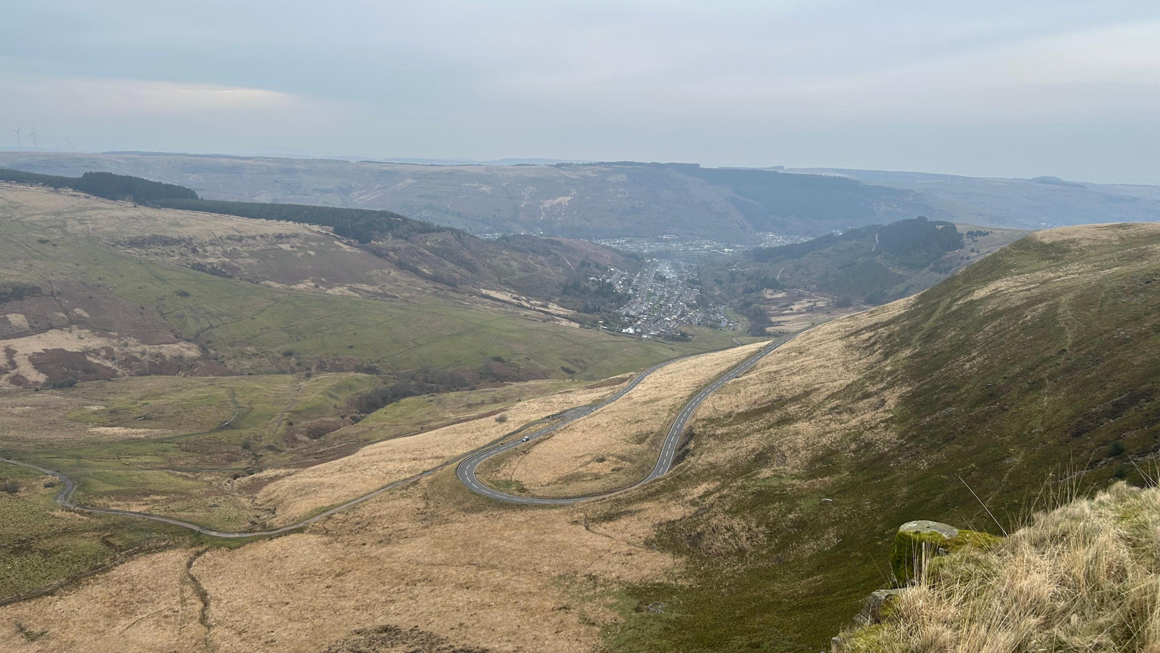 Yr olygfa yn ôl am Gwm Rhondda o Fynydd y Bwlch